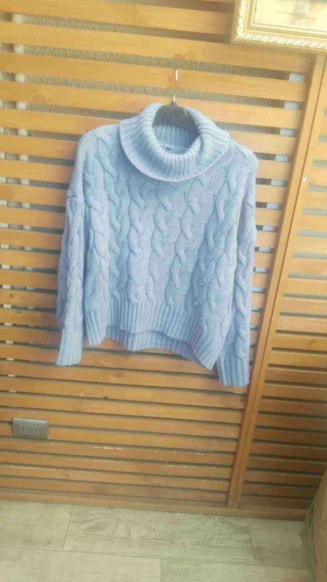 Suéter celeste pastel con cuello vuelto