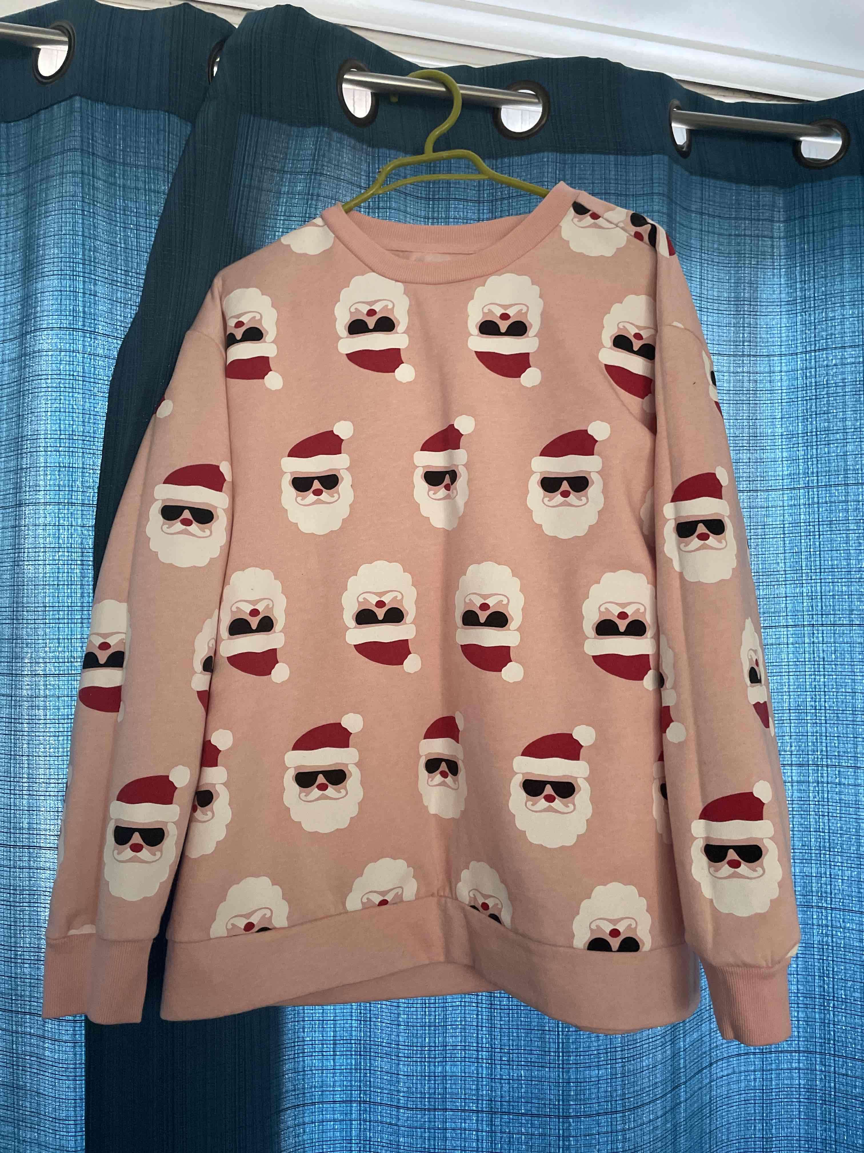 Polerón rosa con estampado navideño