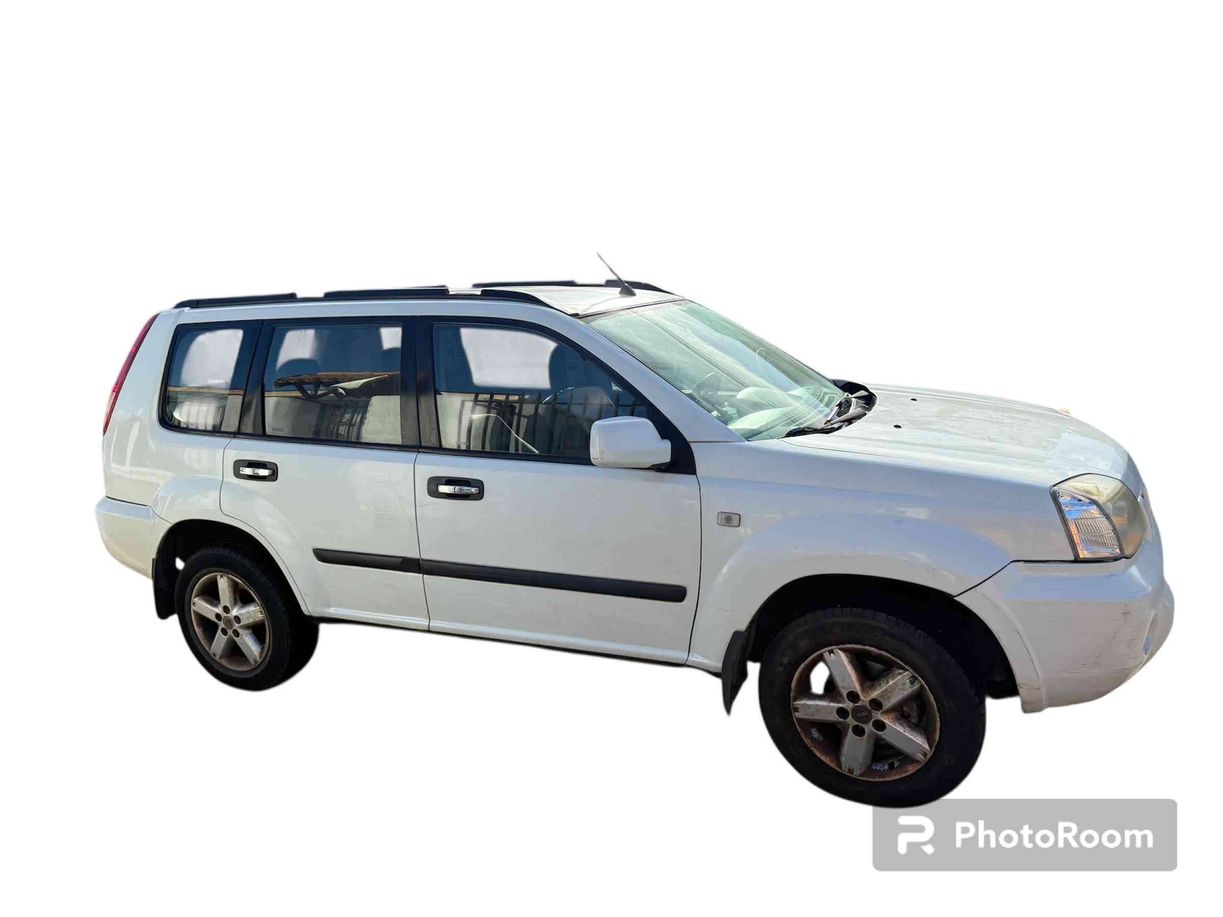 Camioneta SUV blanca Nissan xtrail