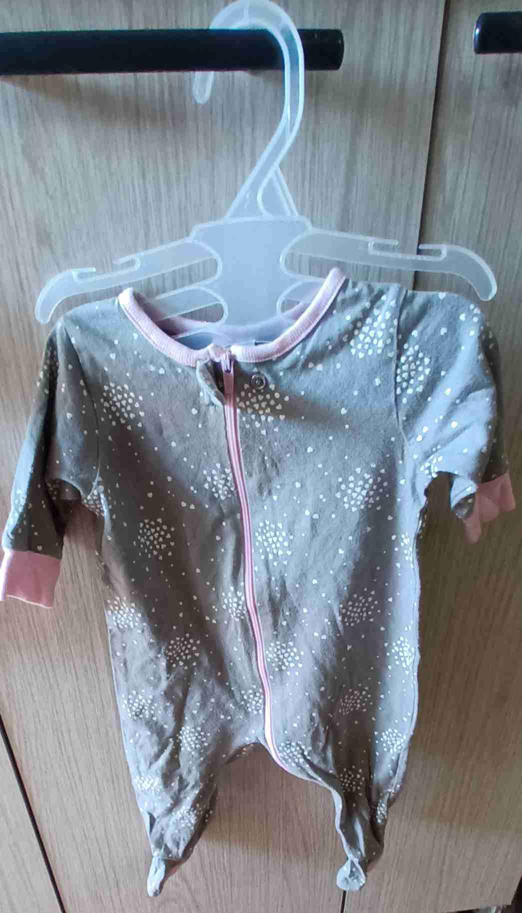 Pijama de bebé gris con estampado