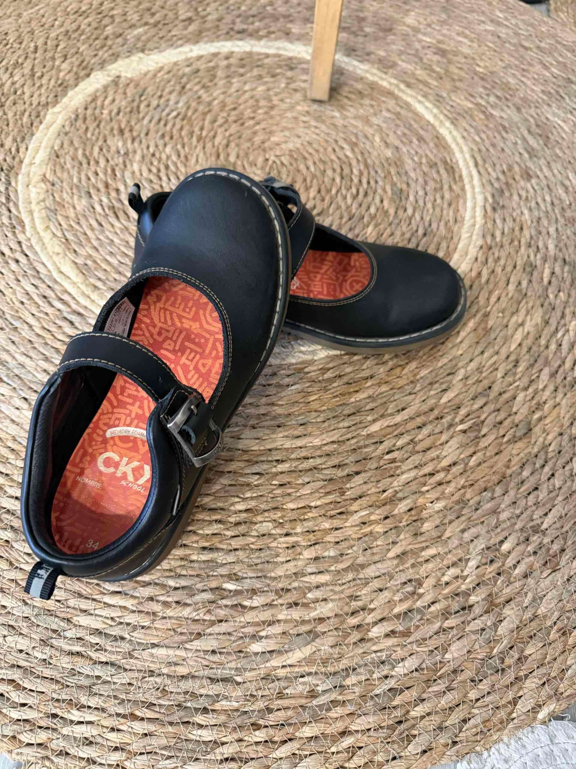 Zapatos negros CKY con hebilla