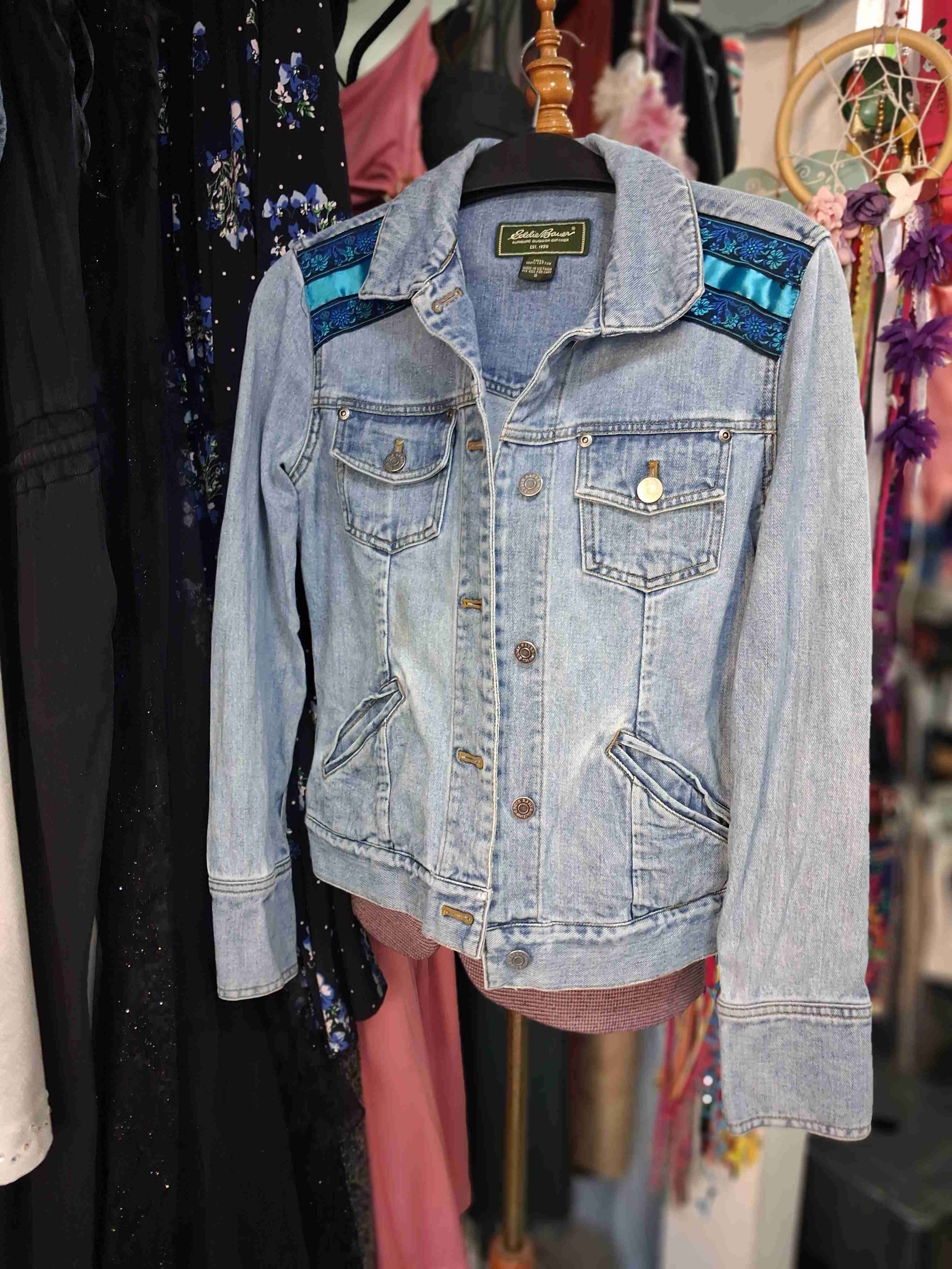 Chaqueta de mezclilla con bordado azul