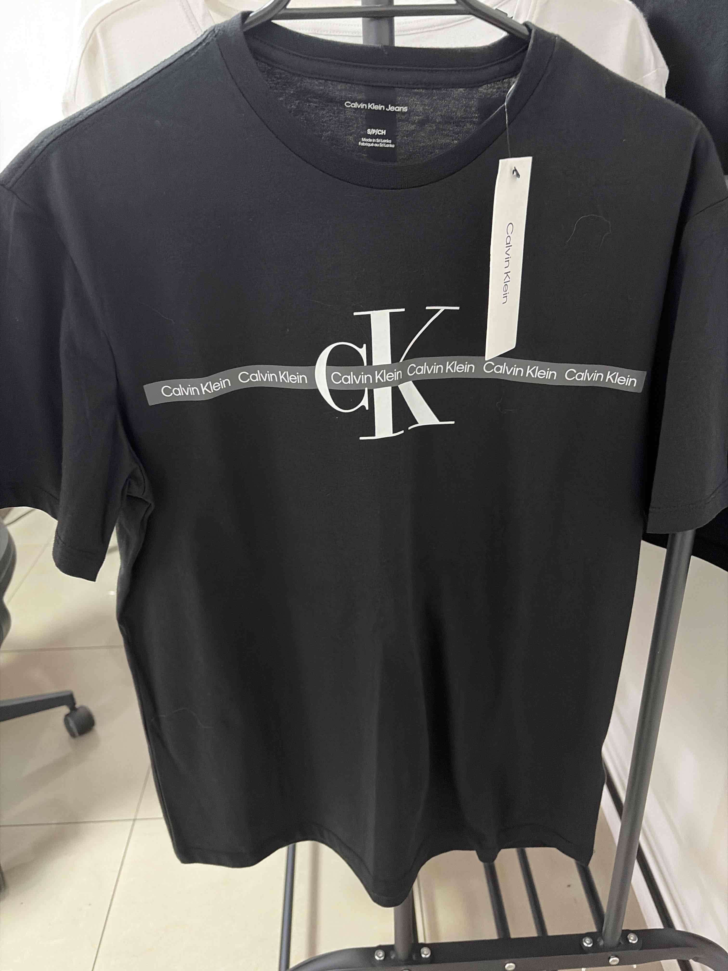 Polera negra Calvin Klein