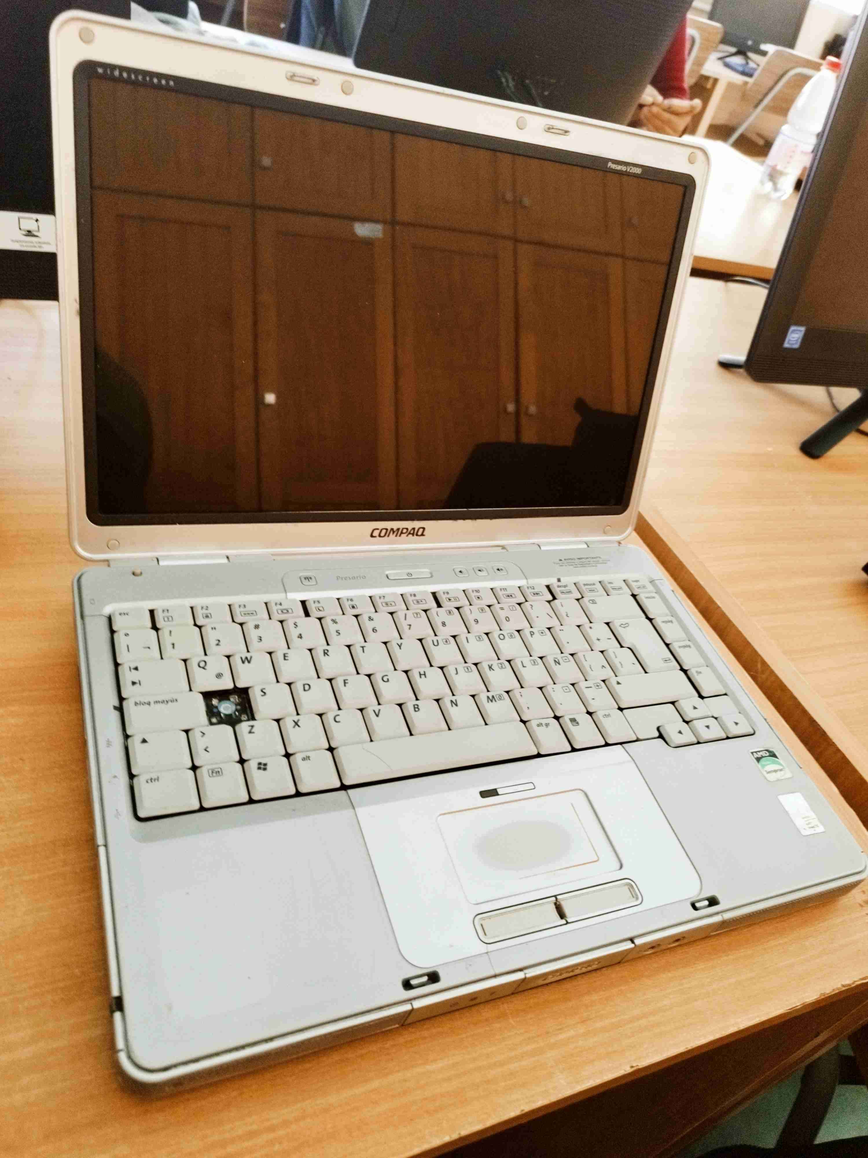 Laptop Compaq Presario V2000