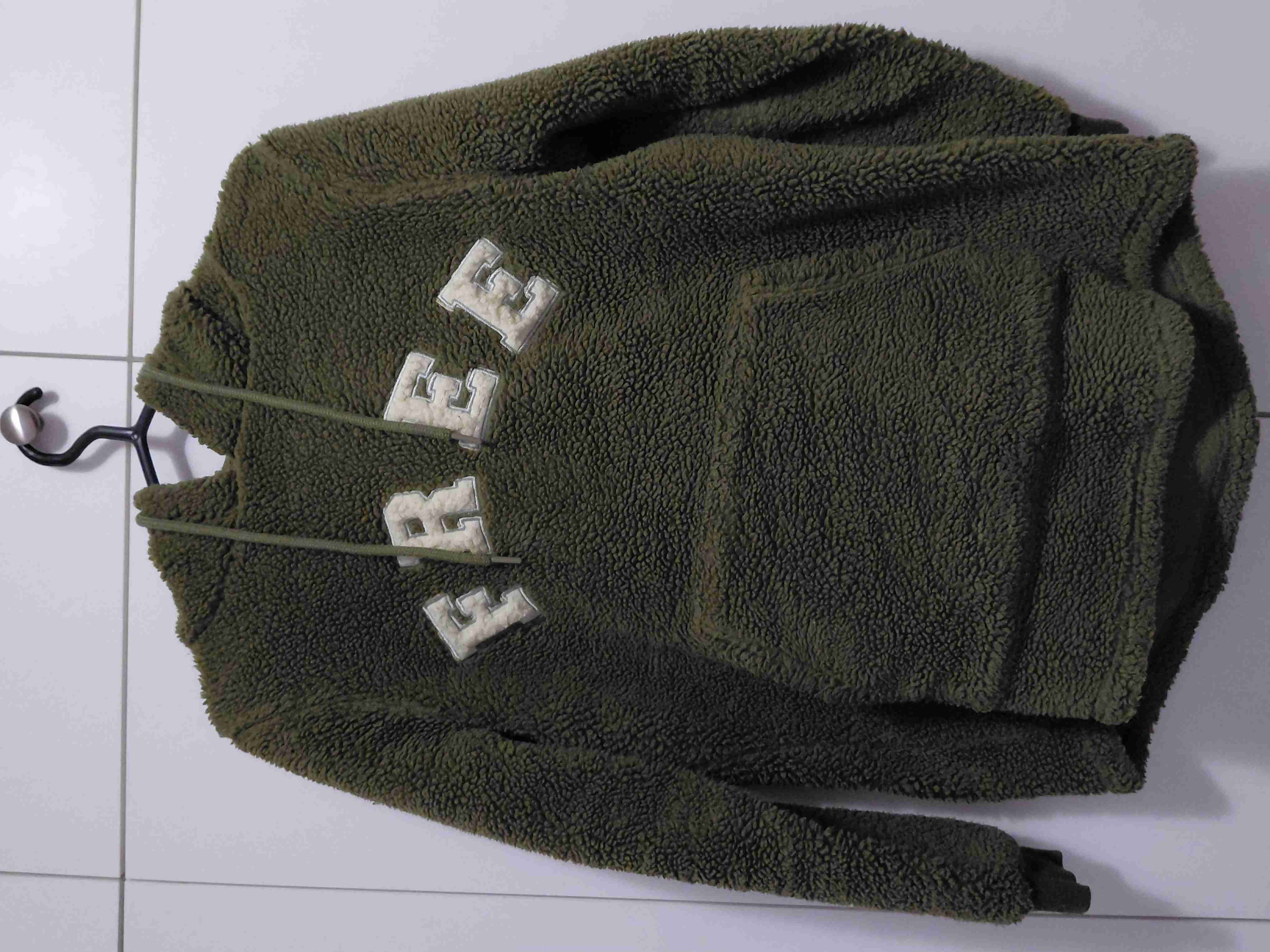 Polerón verde peludo con capucha