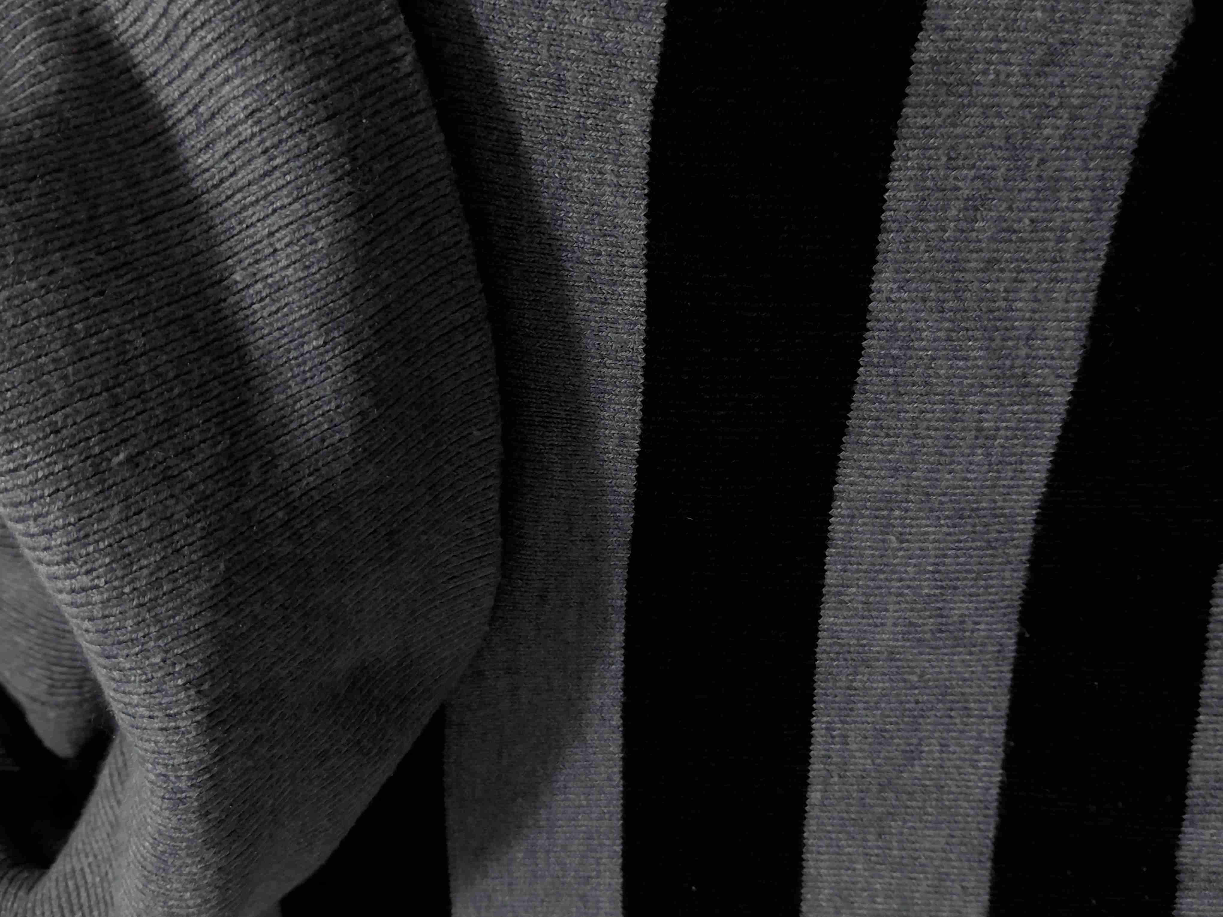 Sweater rayado gris y negro