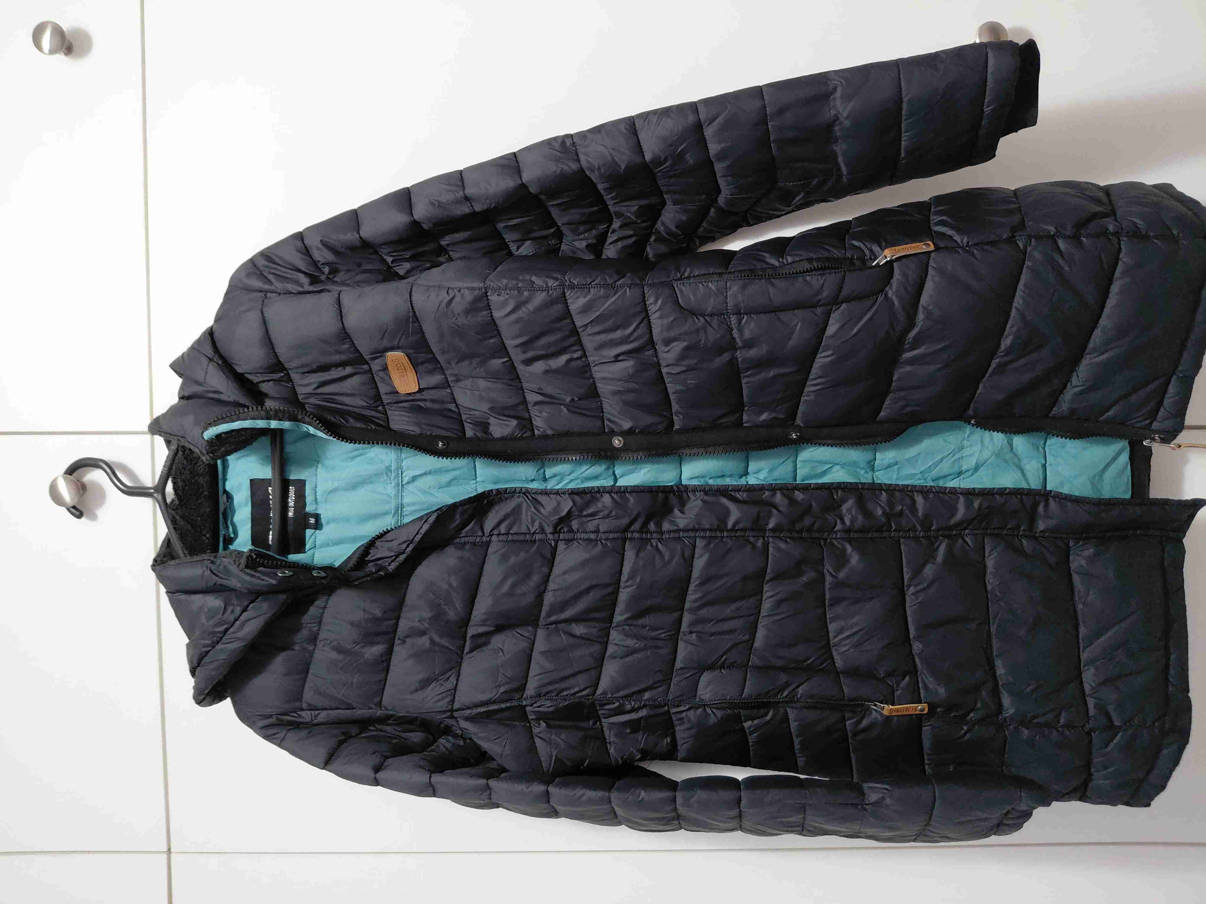 Casaca acolchado negra con capucha