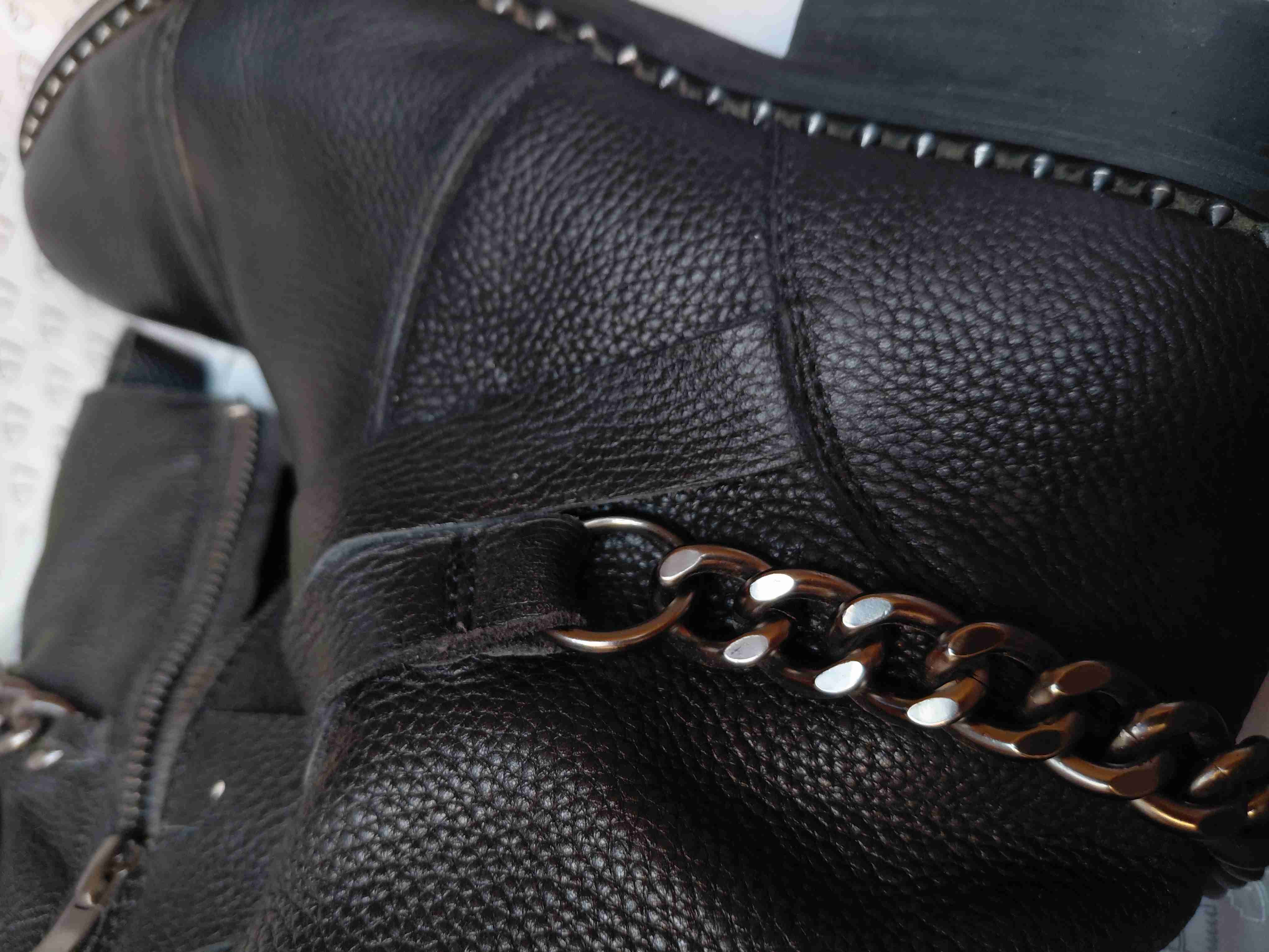 Botines de cuero con cadena metálica y tachas