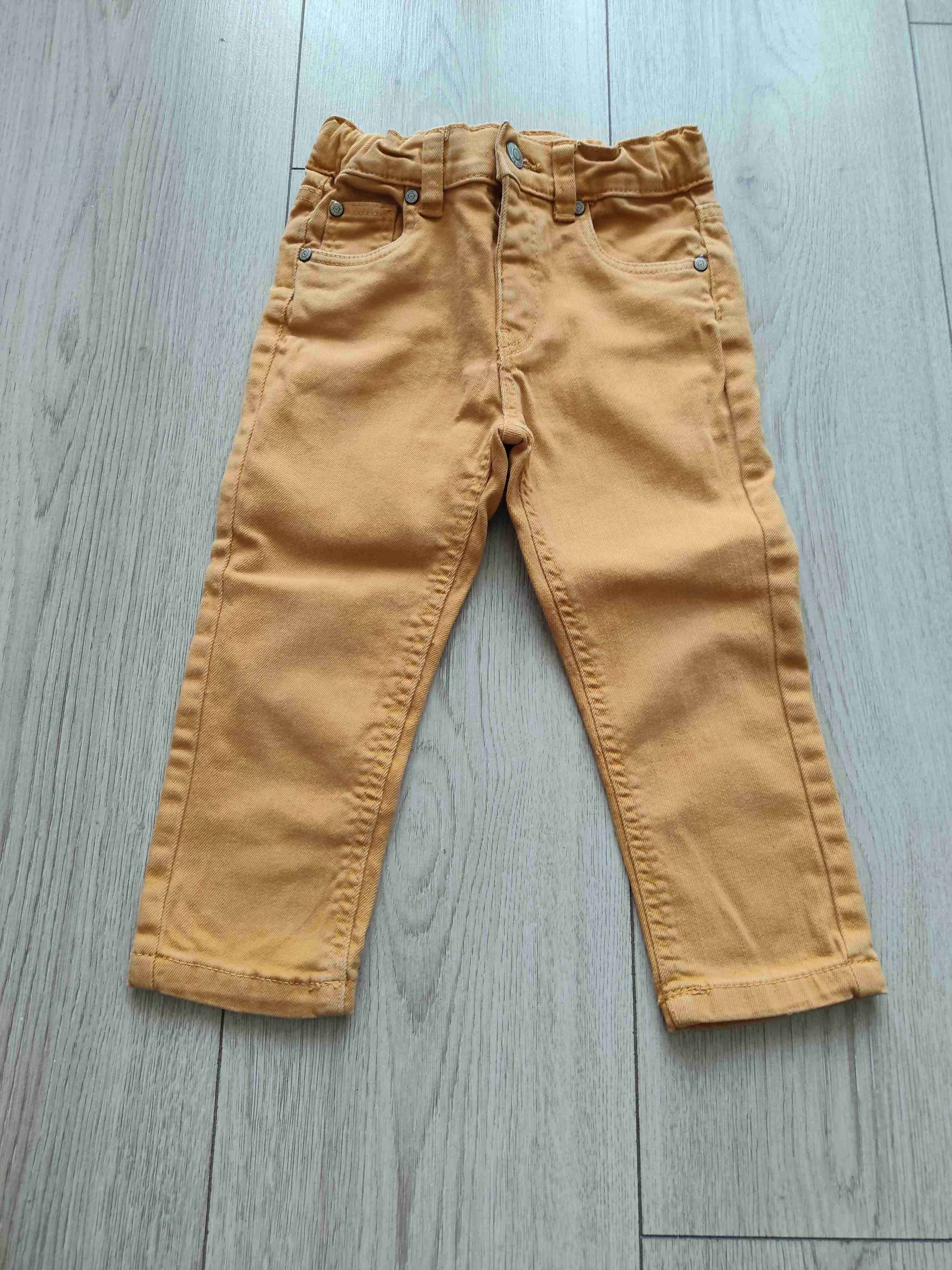 Pantalones mostaza para niño