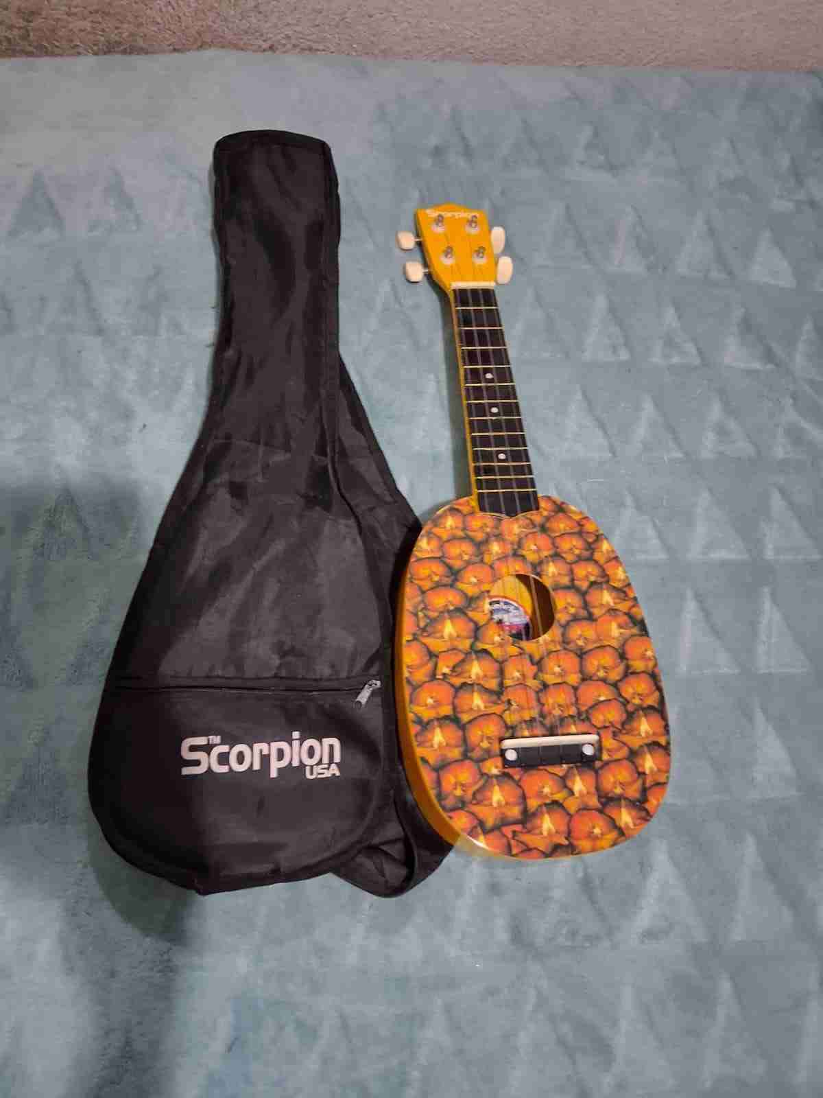 Ukulele con diseño de piñas