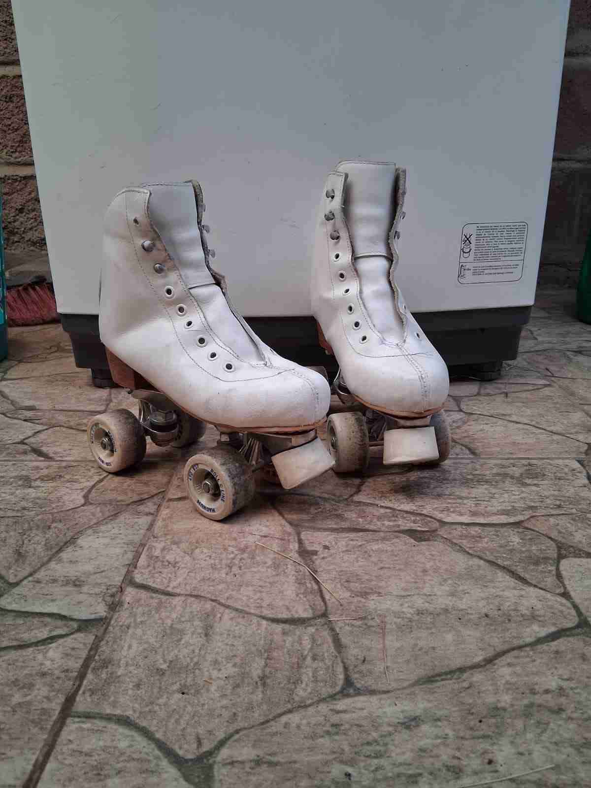 Patines artisticos de cuatro ruedas blancos