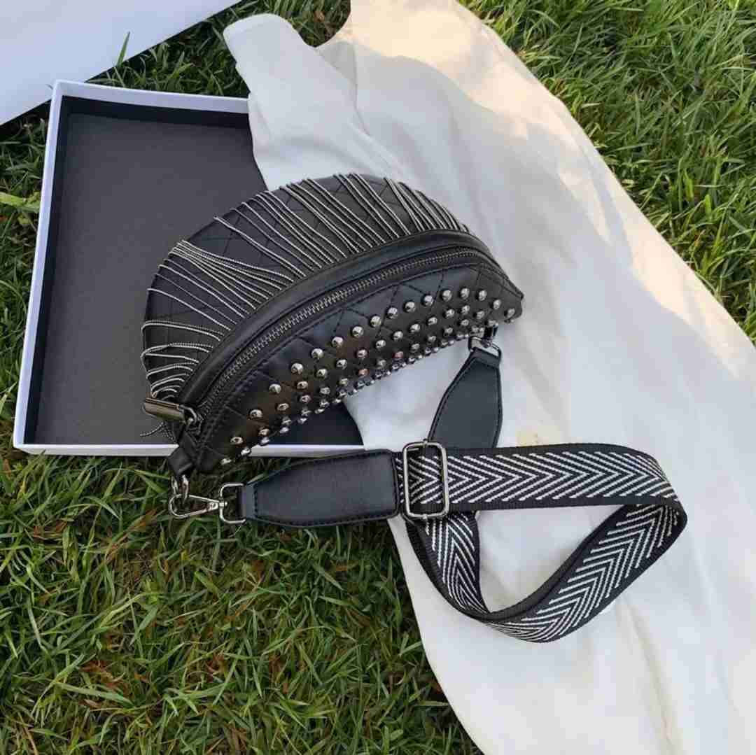 Riñonera negra con tachas