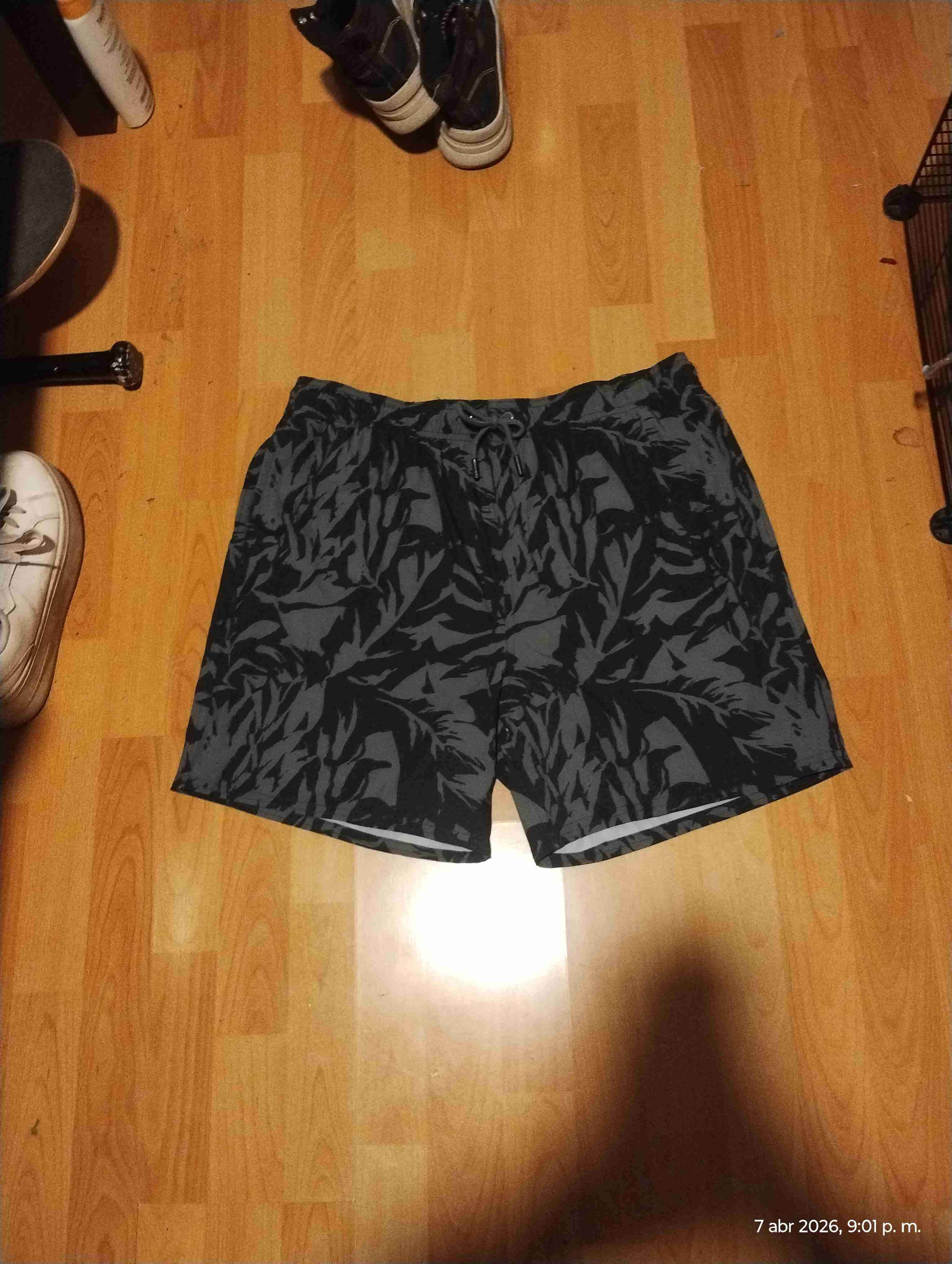 Shorts traje de baño negros con estampado