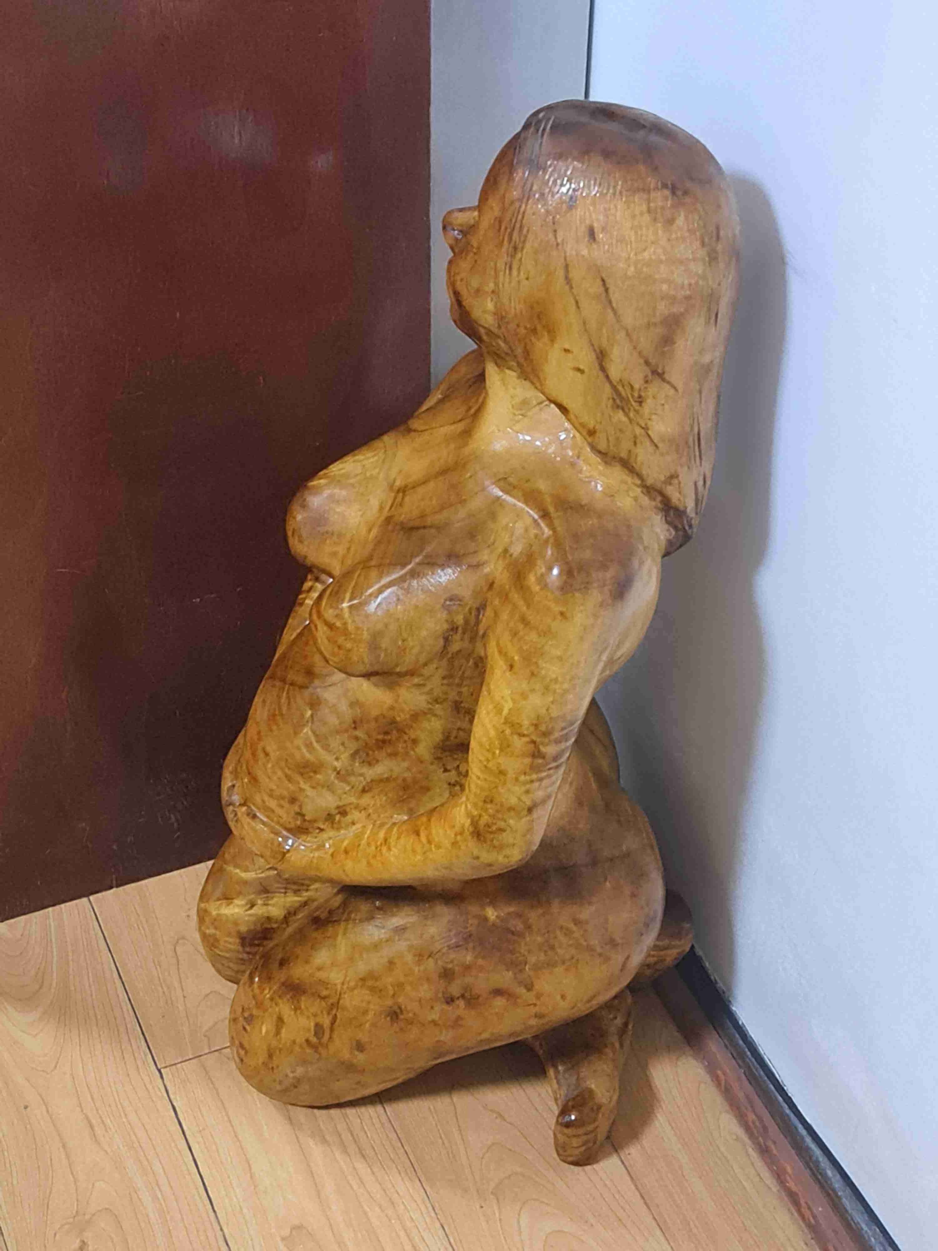 Escultura en madera de mujer