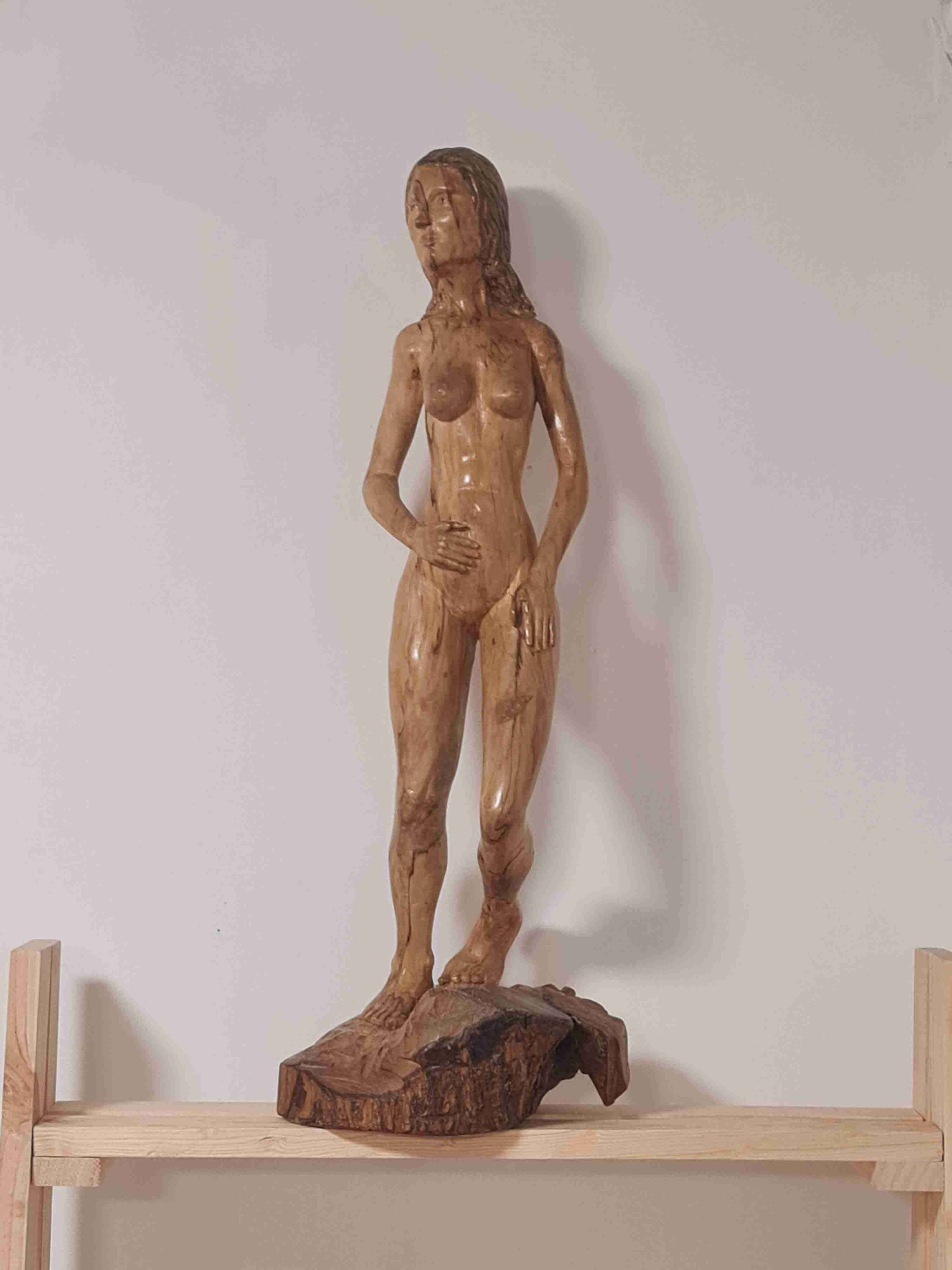 Escultura en madera de mujer