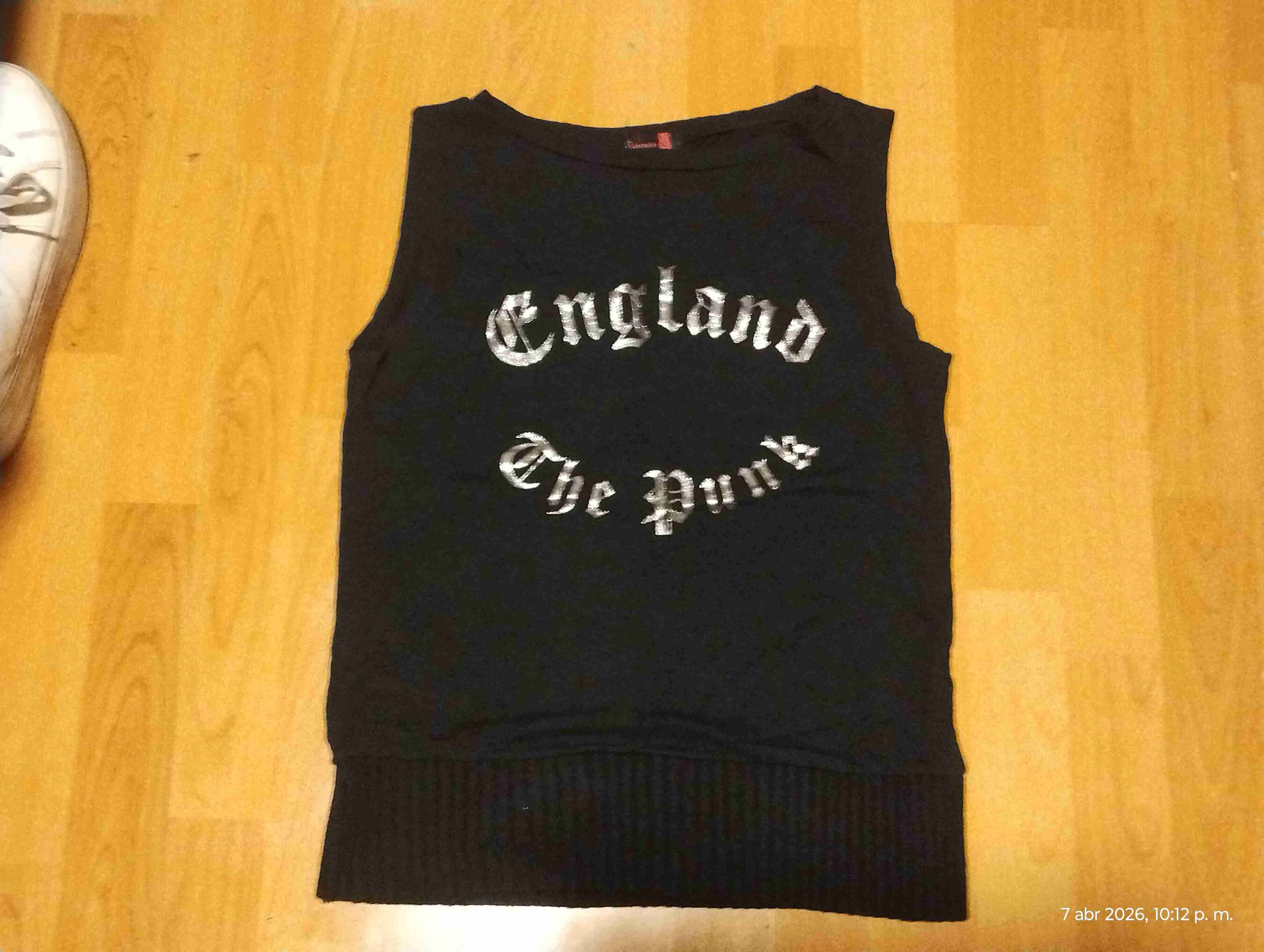 Polera sin mangas negra "England The Punk"
