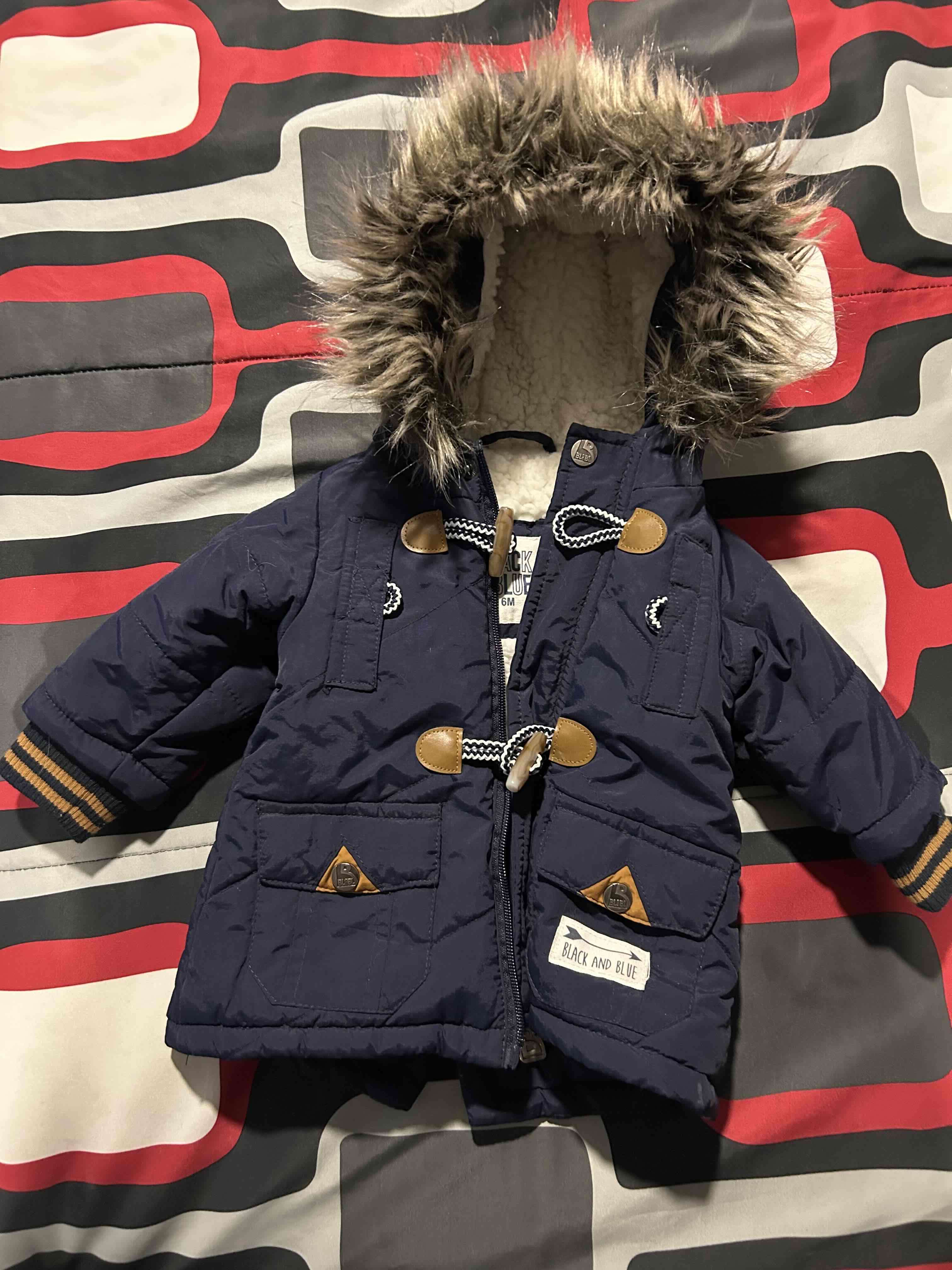 Abrigo azul con capucha peluda