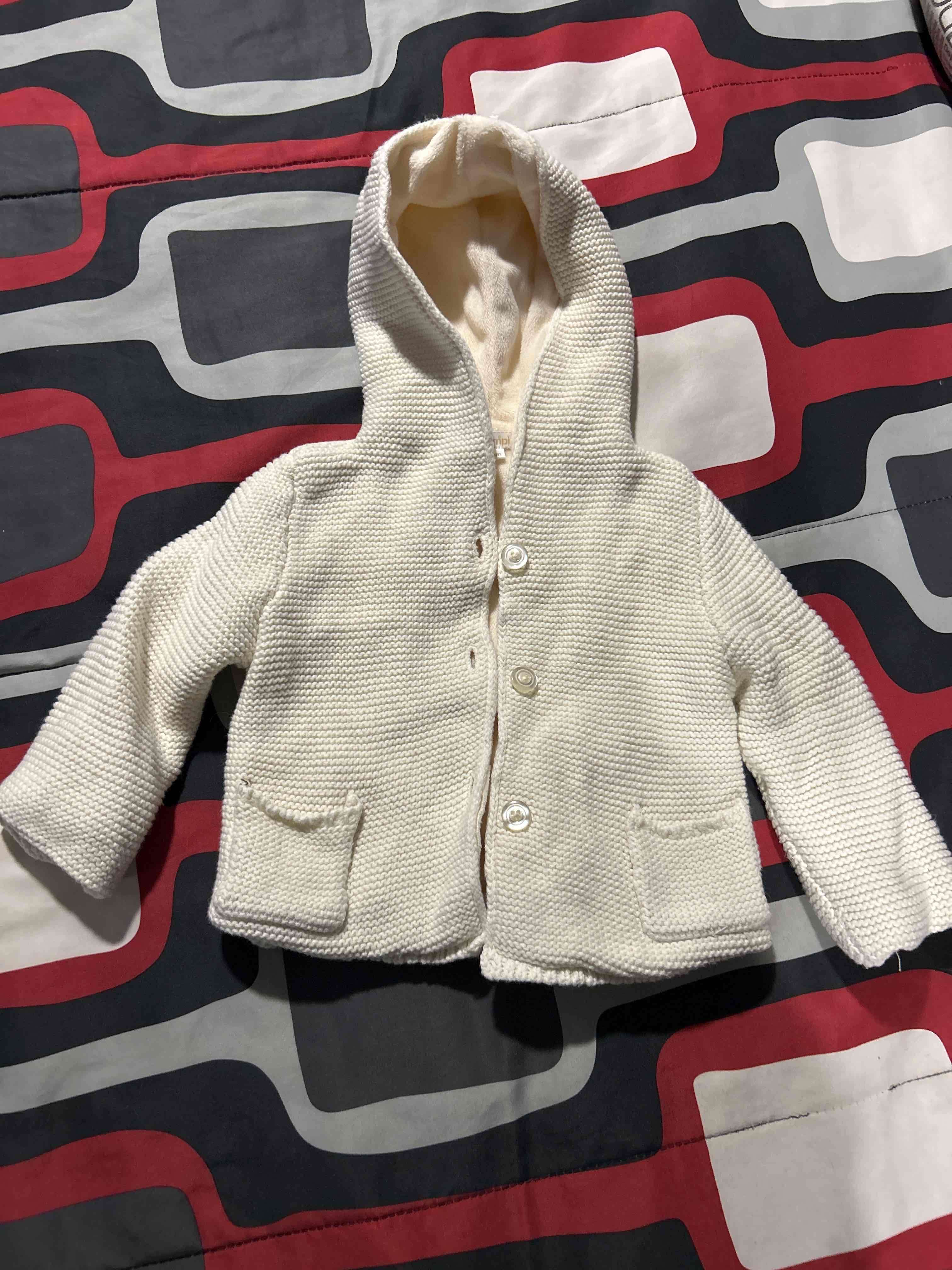 Chaqueta de bebé con capucha blanca