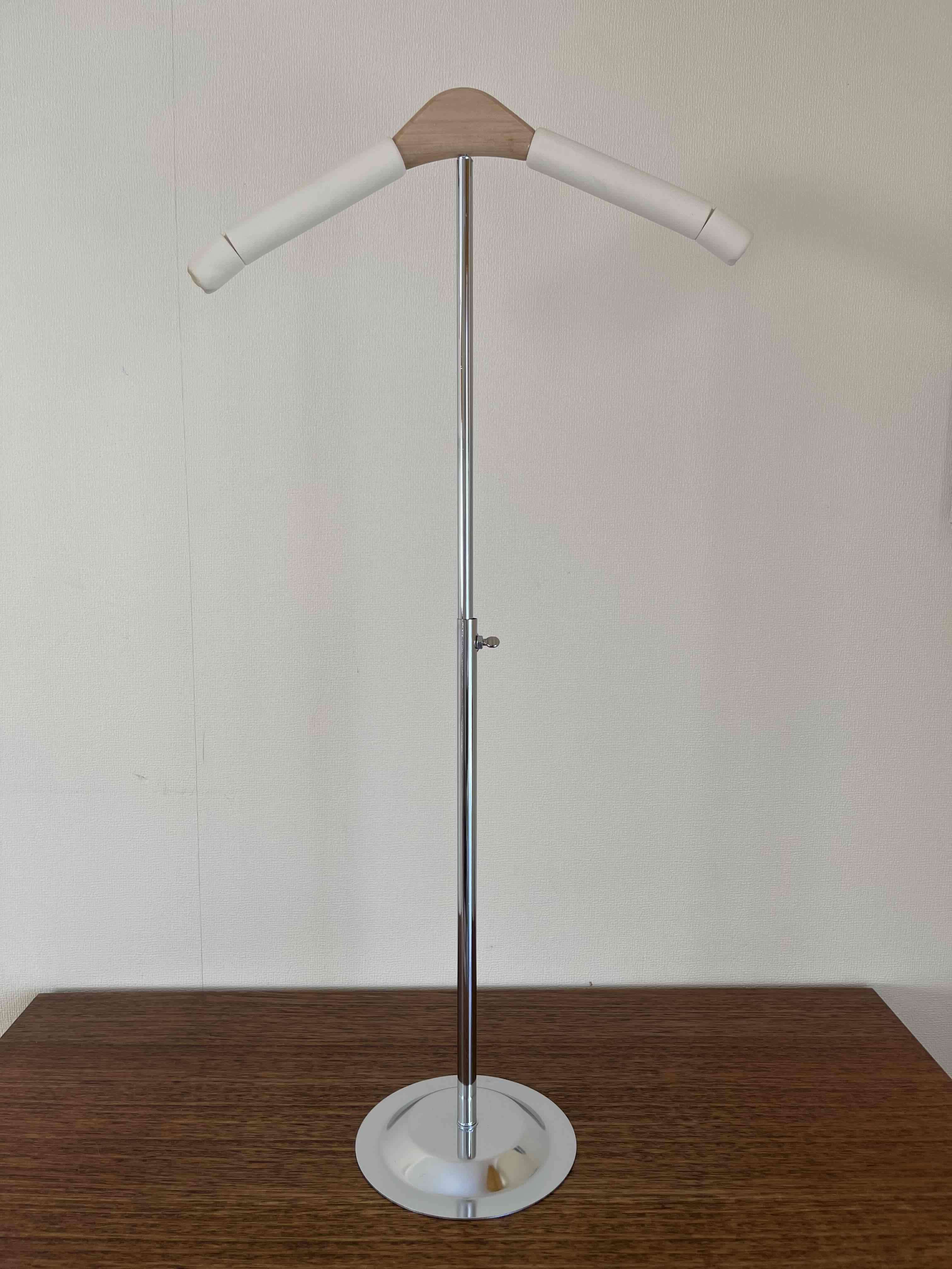 Perchero de pie cromado