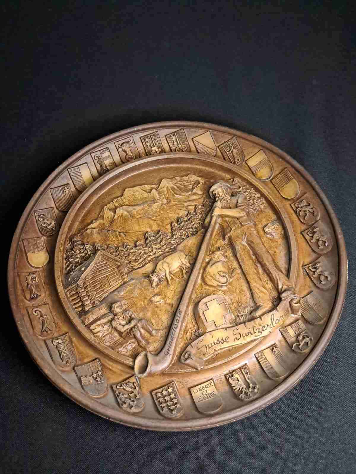 Plato decorativo de madera grabada