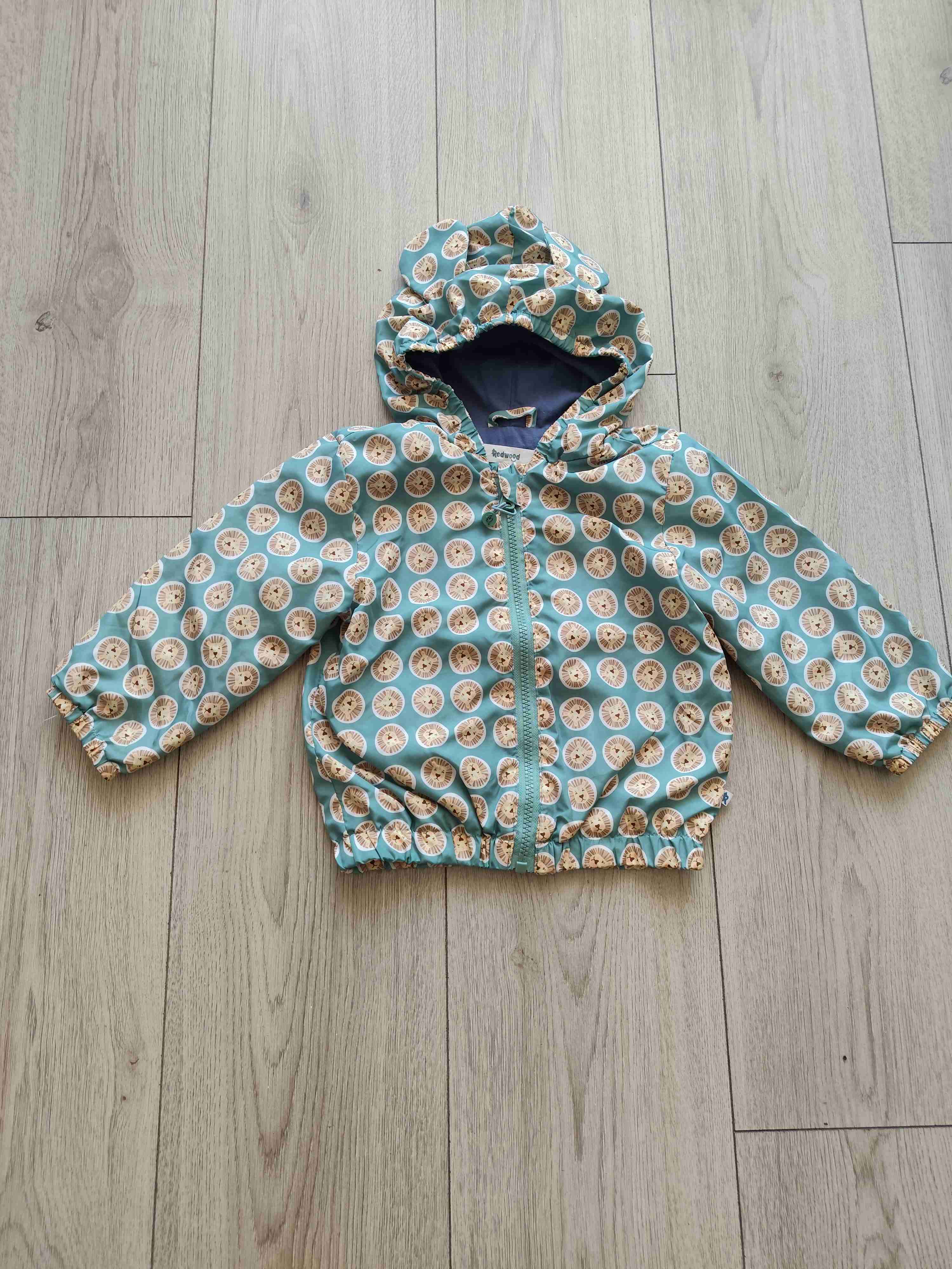 Chaqueta infantil estampada con capucha