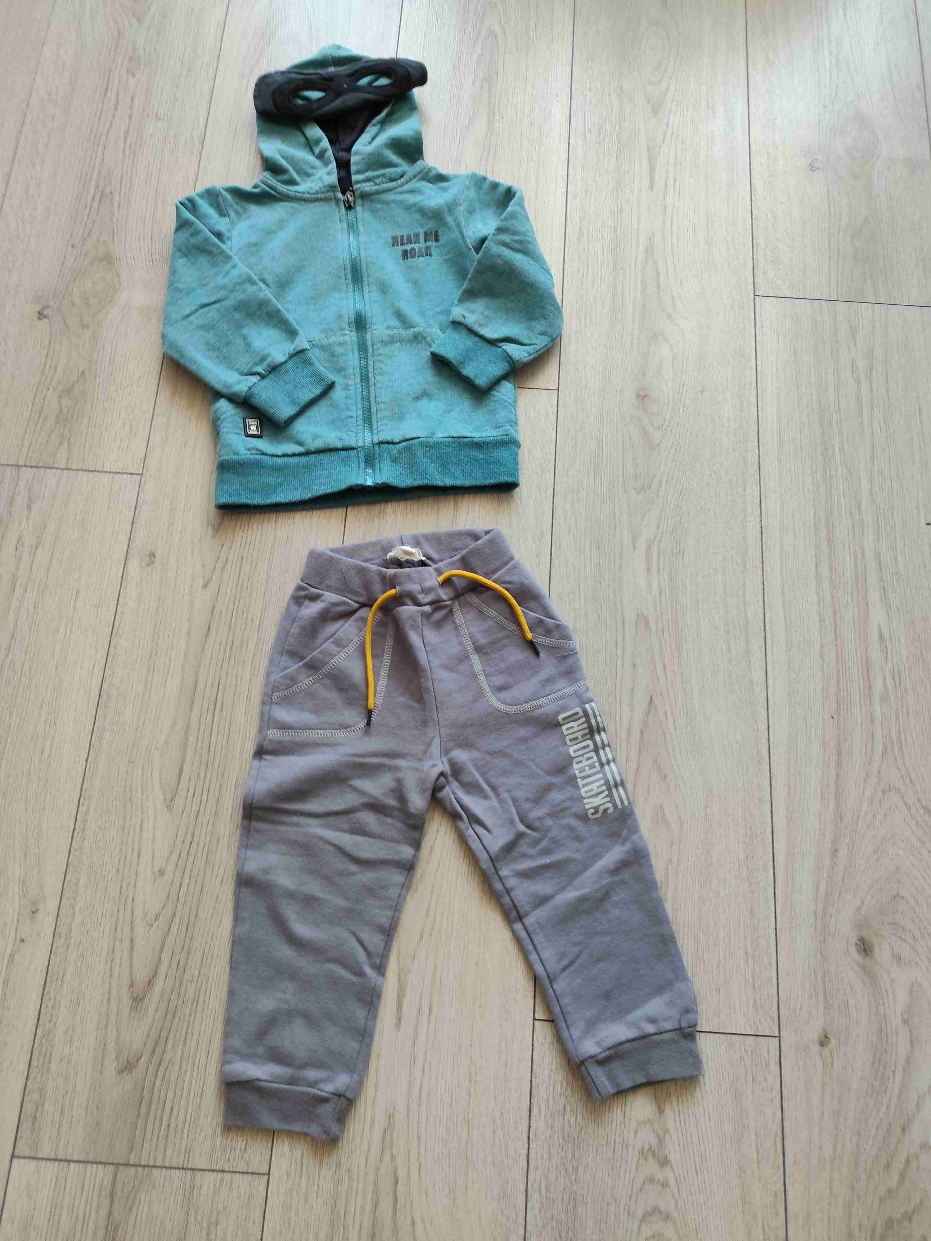 Conjunto de niño con polerón verde