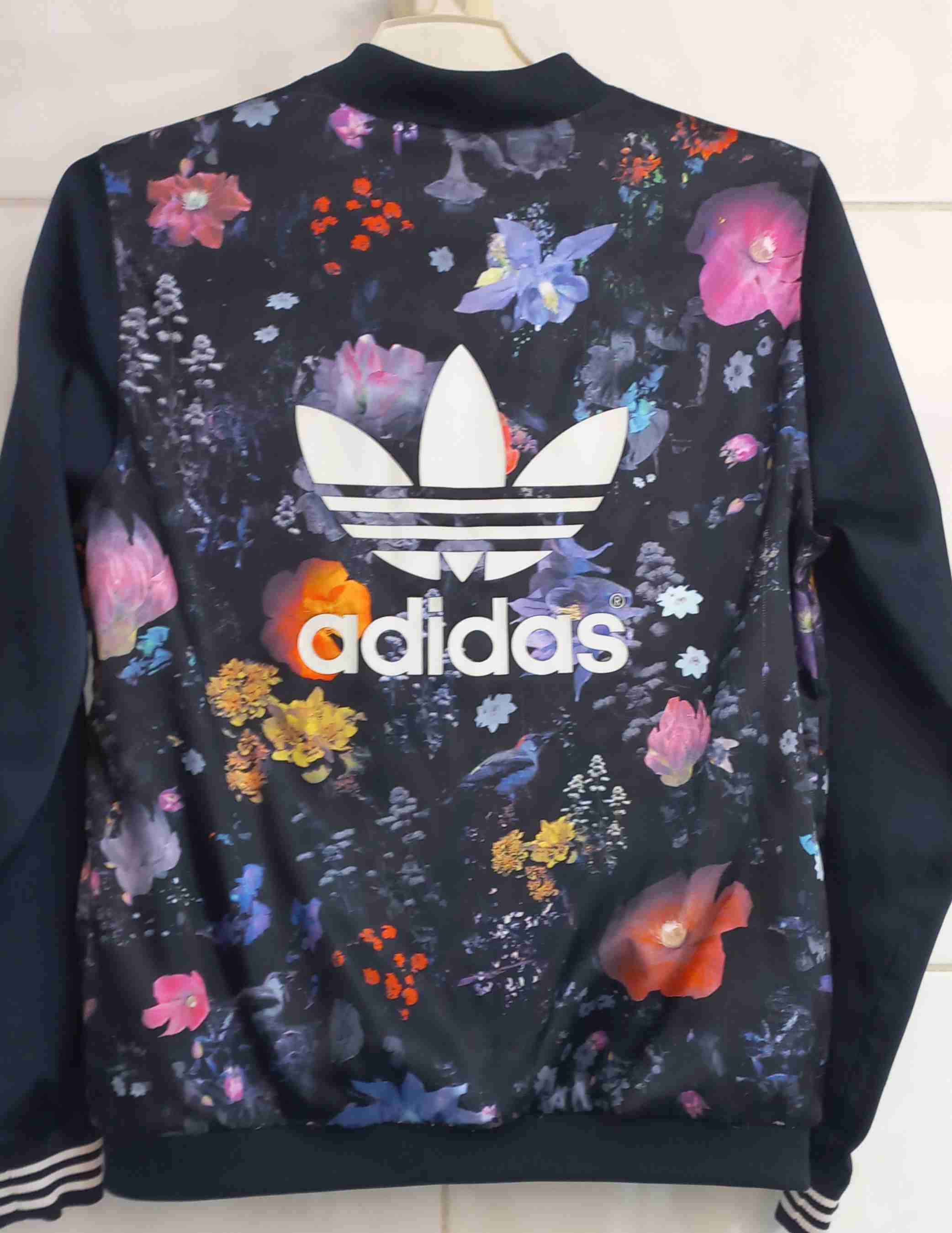 Chaqueta Adidas floral estampada Talla 12