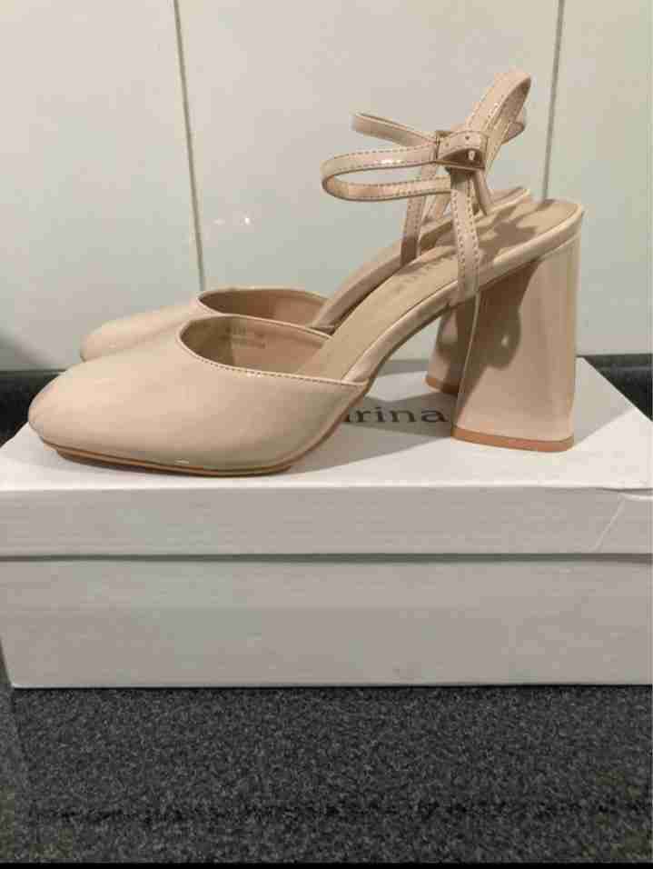 Zapatos de tacón beige