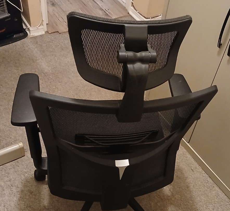 Silla de oficina ergonómica negra