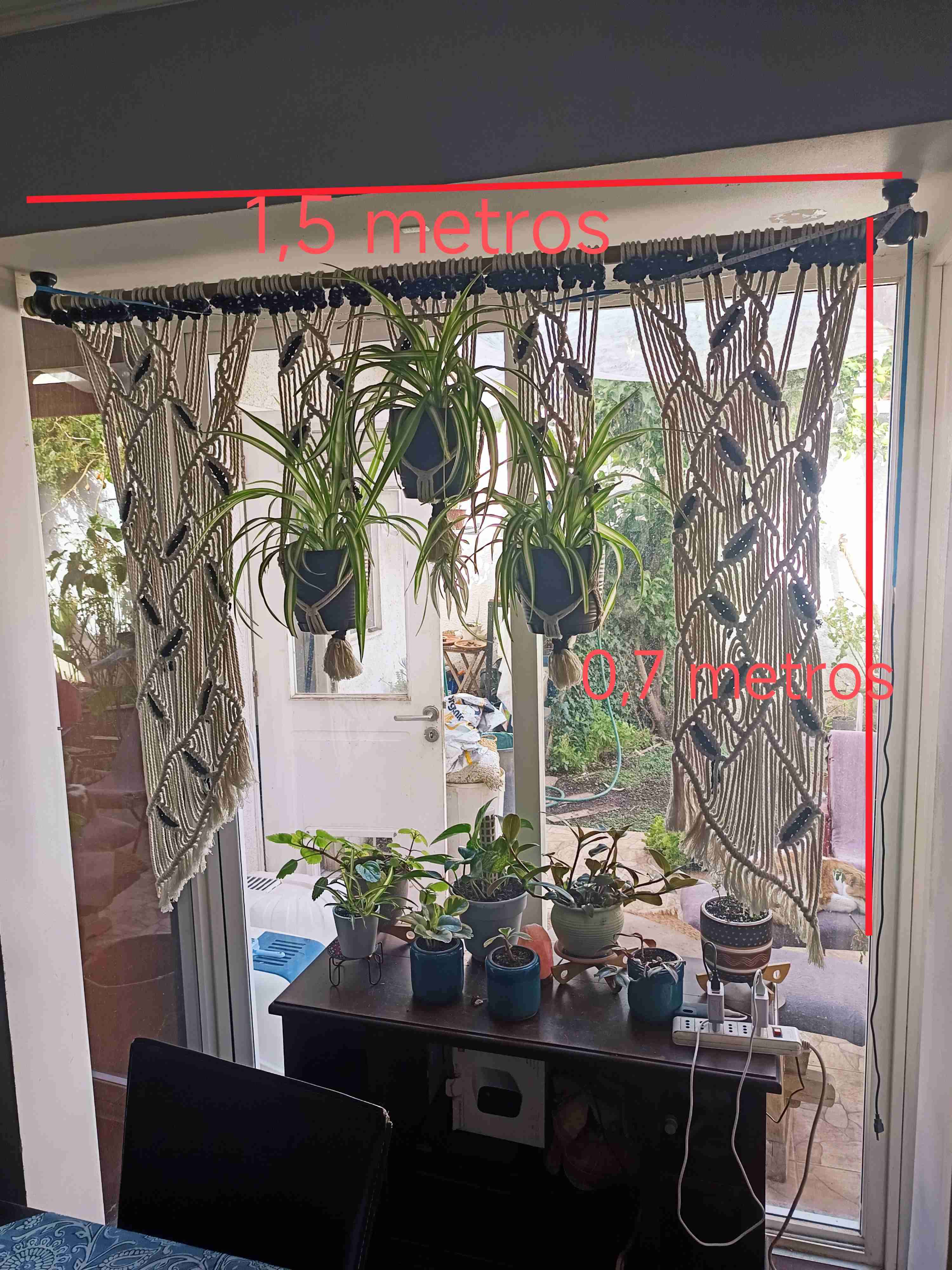 Cortina macramé con plantas colgantes