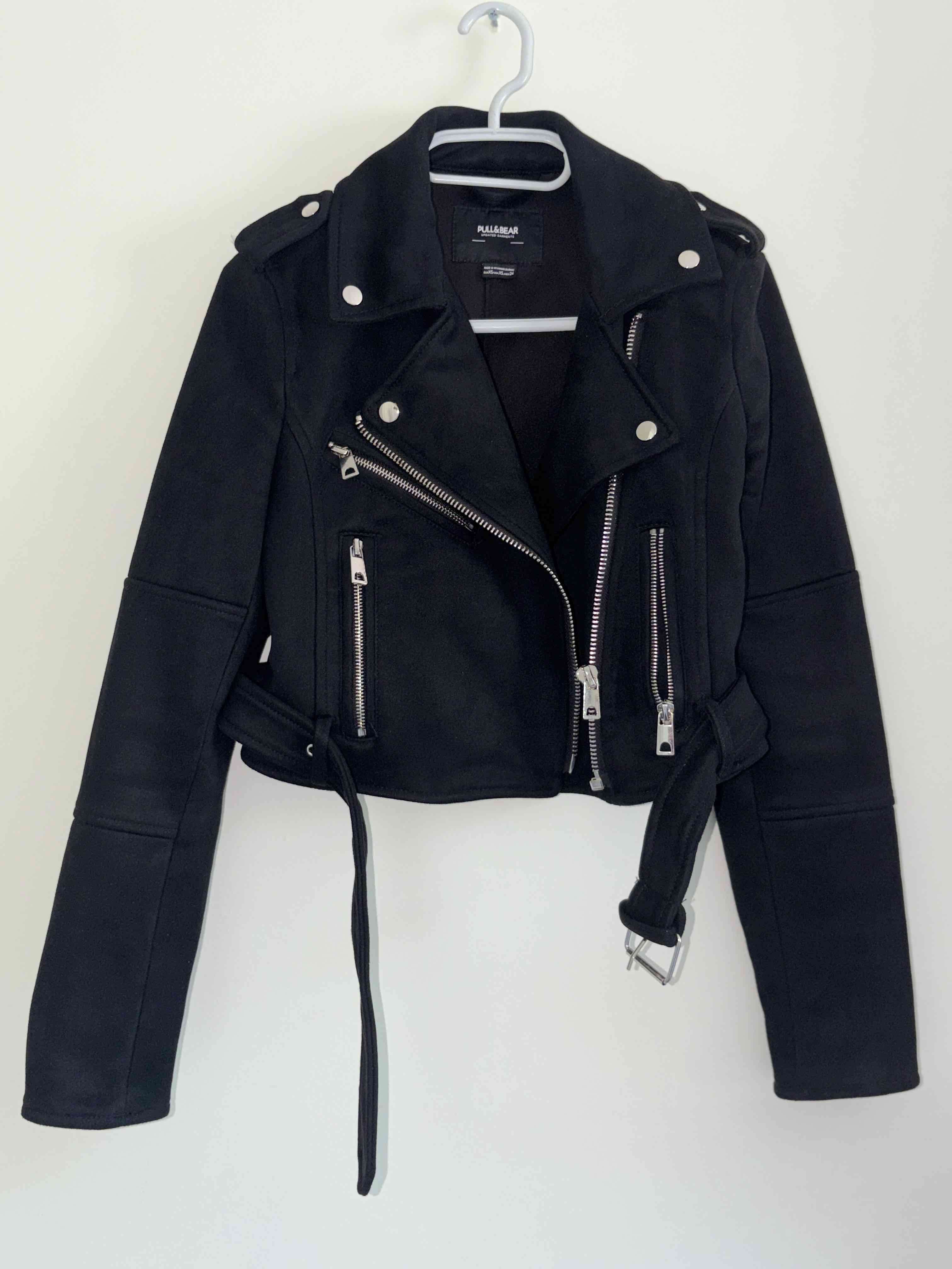 Chaqueta negra de motociclista