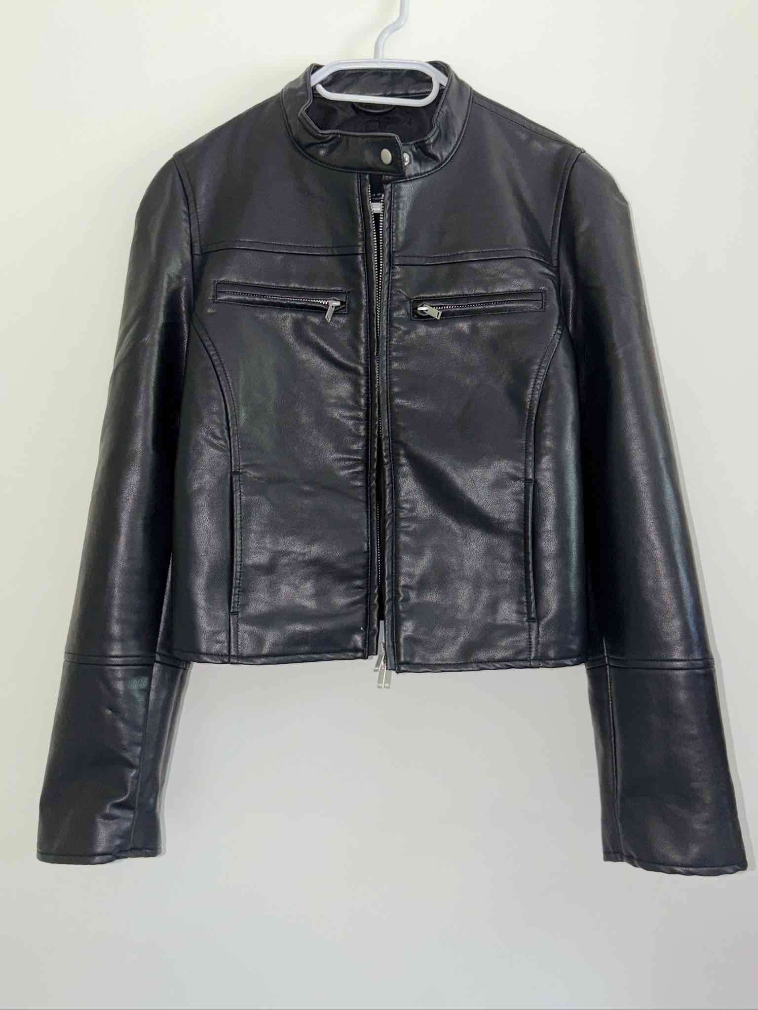 Chaqueta de cuero PU negra. Zara