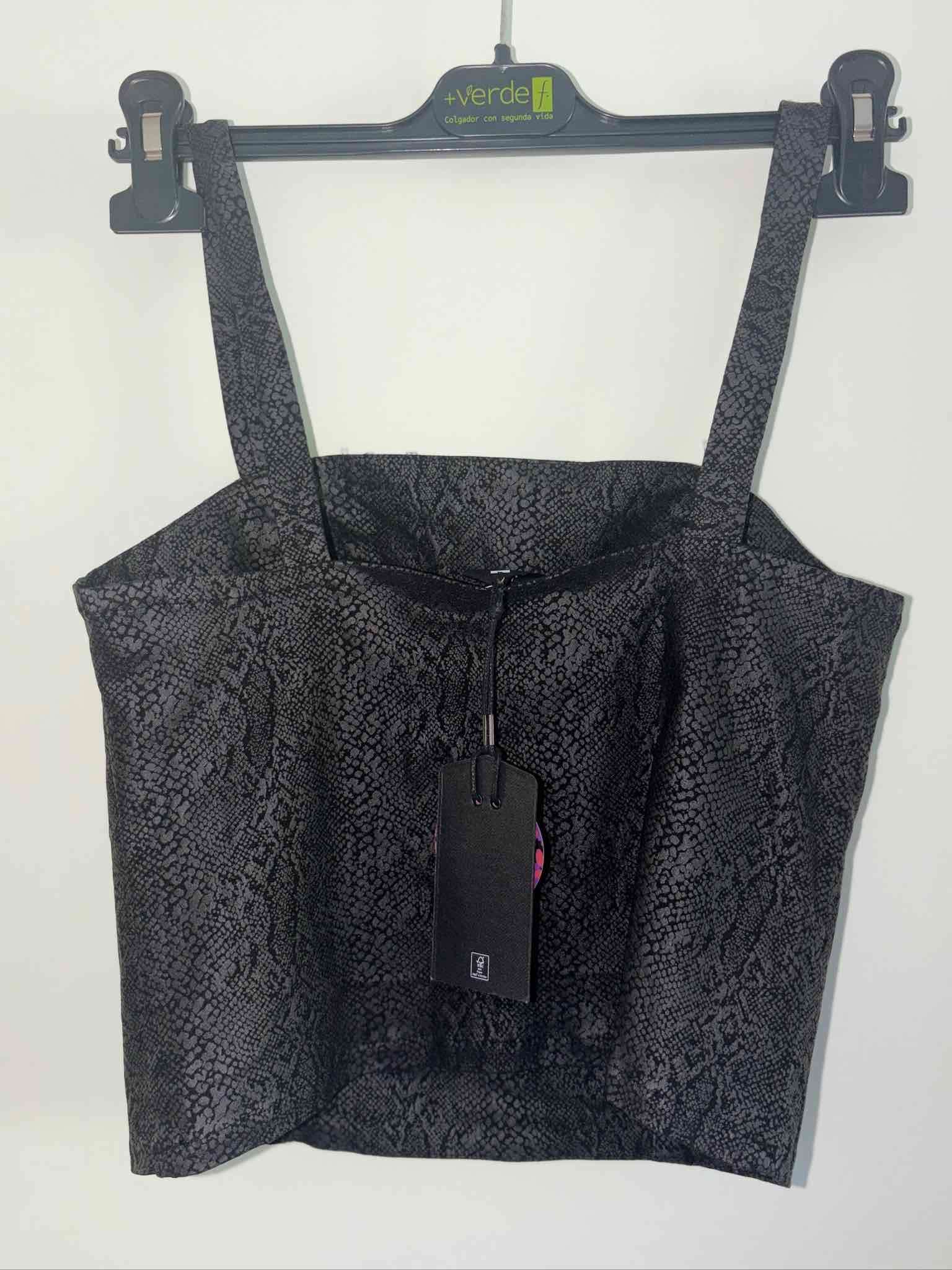 Top negro con diseño de serpiente