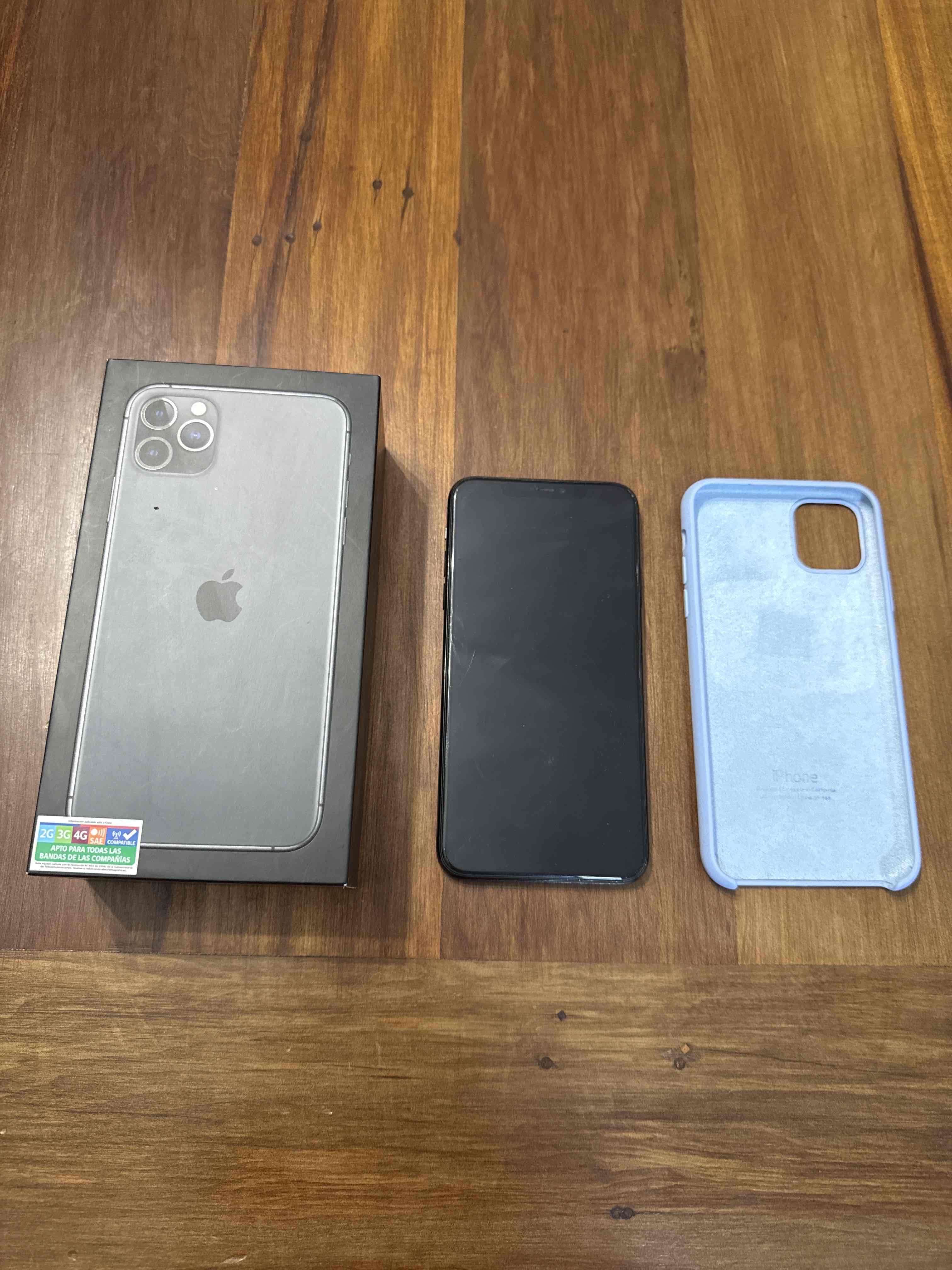 iPhone 11 Pro con caja y funda
