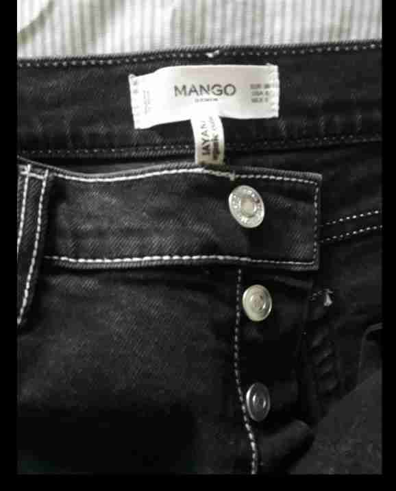 Jeans negros marca Mango