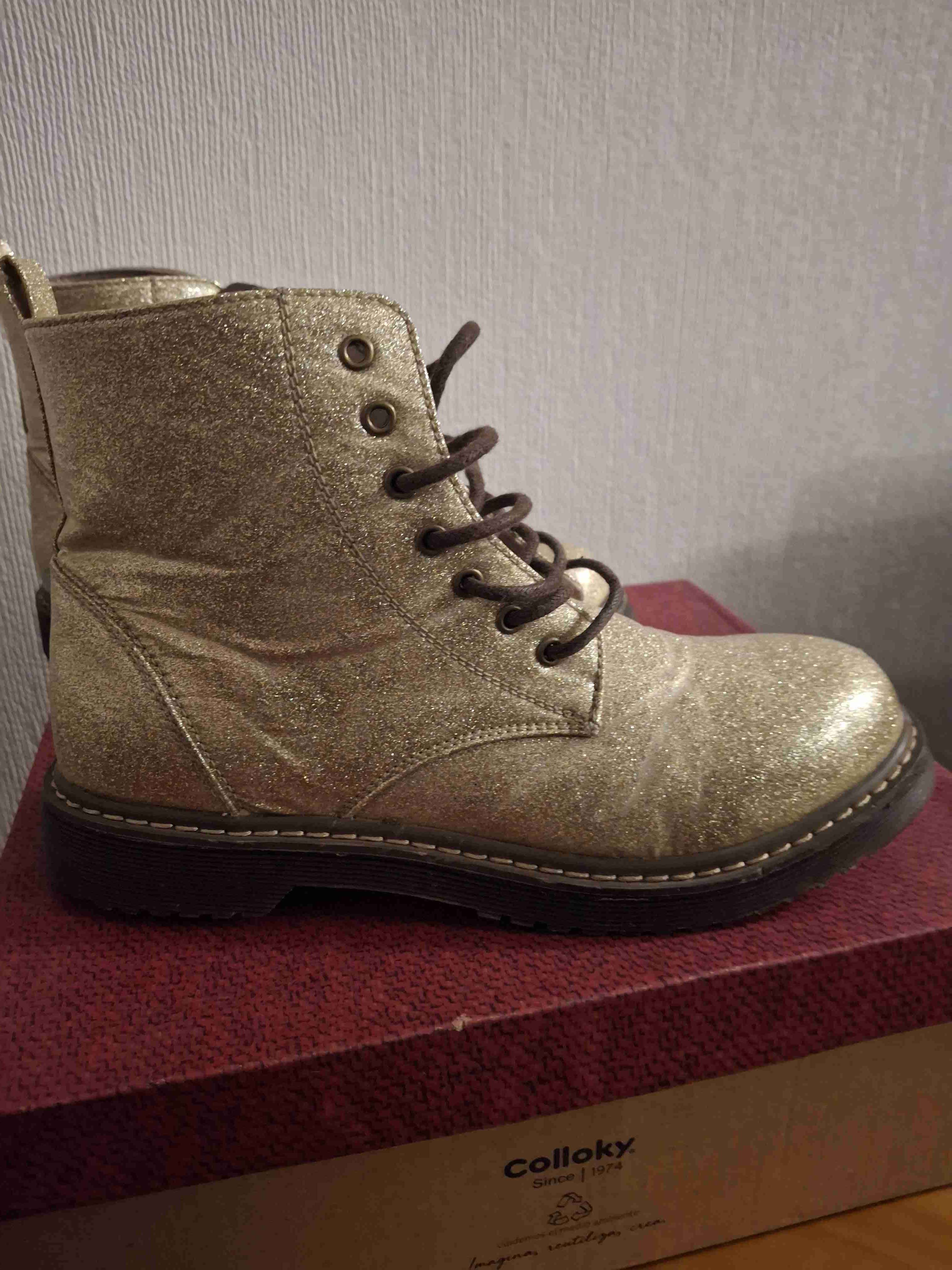 Botas doradas brillantes para niña