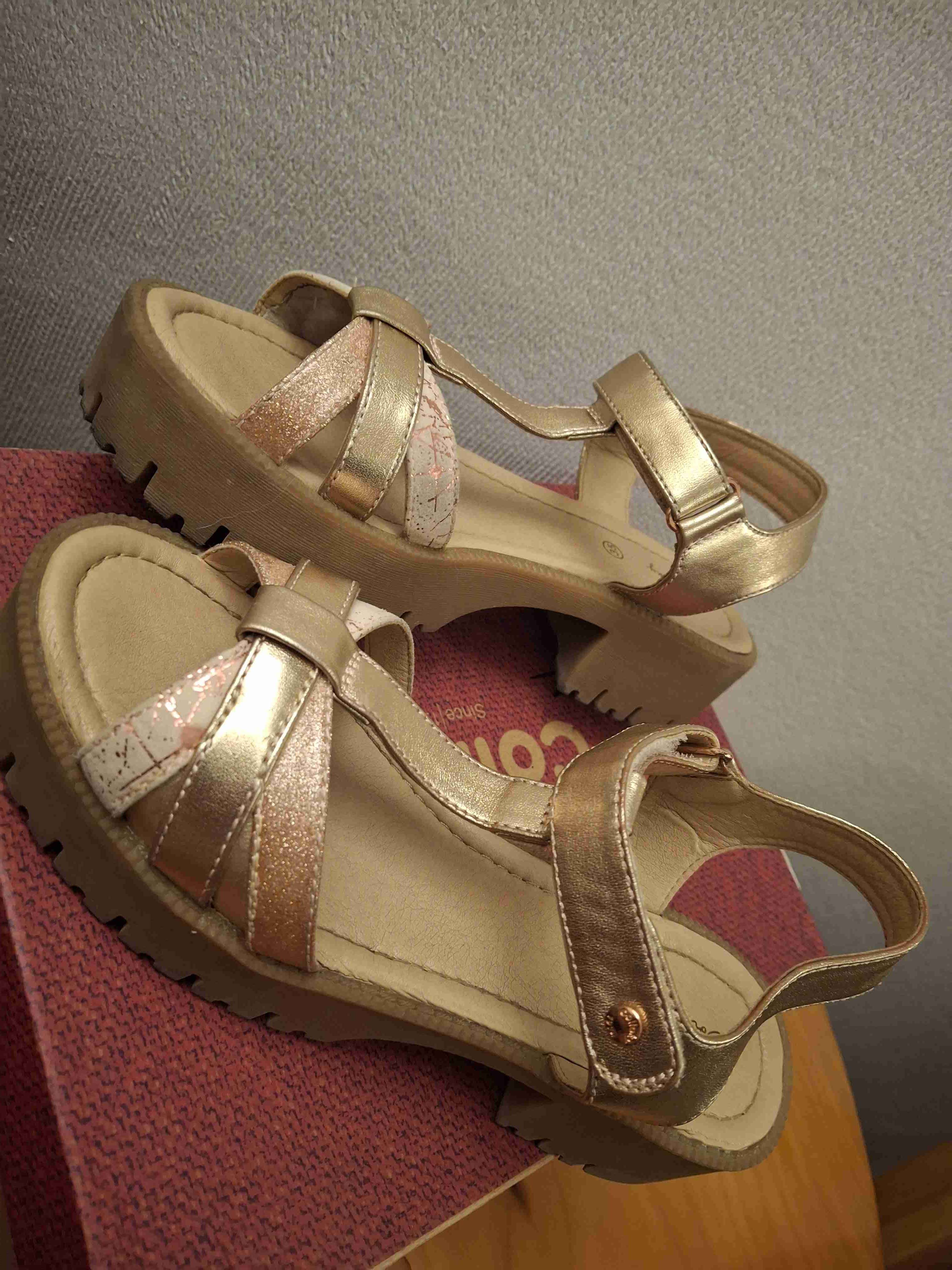 Sandalias doradas con plataforma