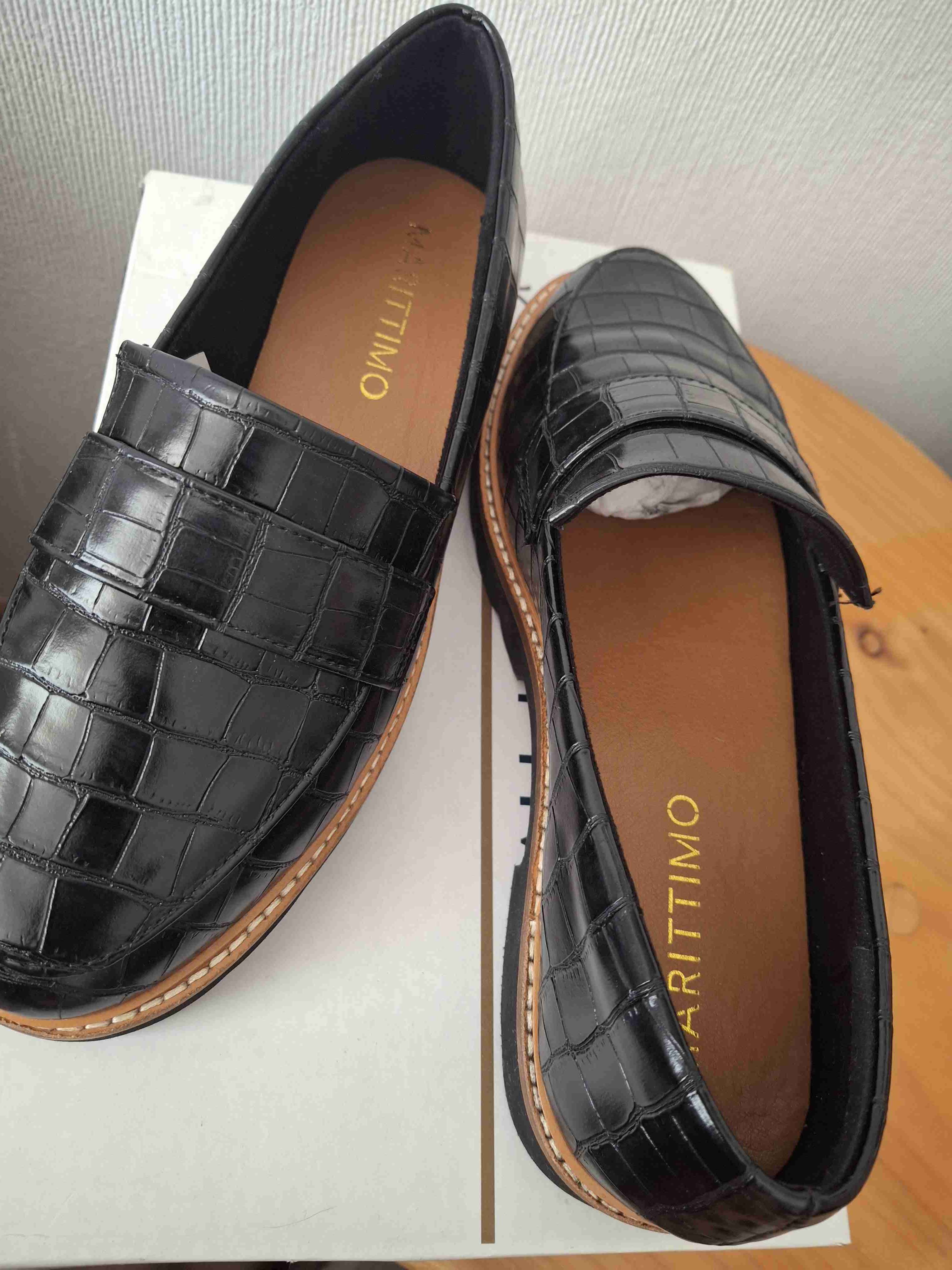 Mocasines negros en material texturizado