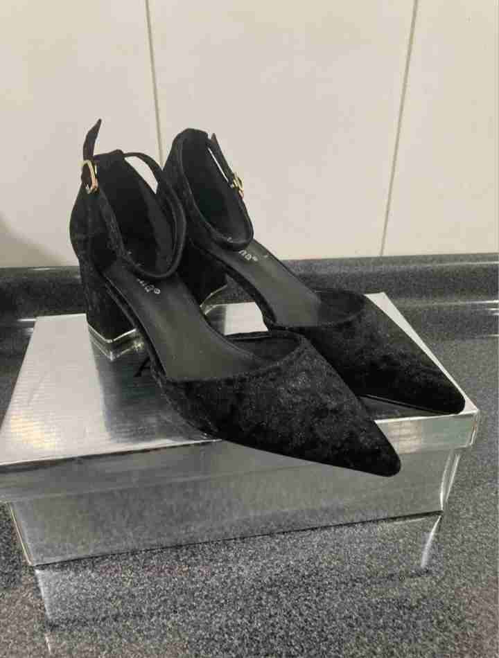 Zapatos de tacón negro elegantes