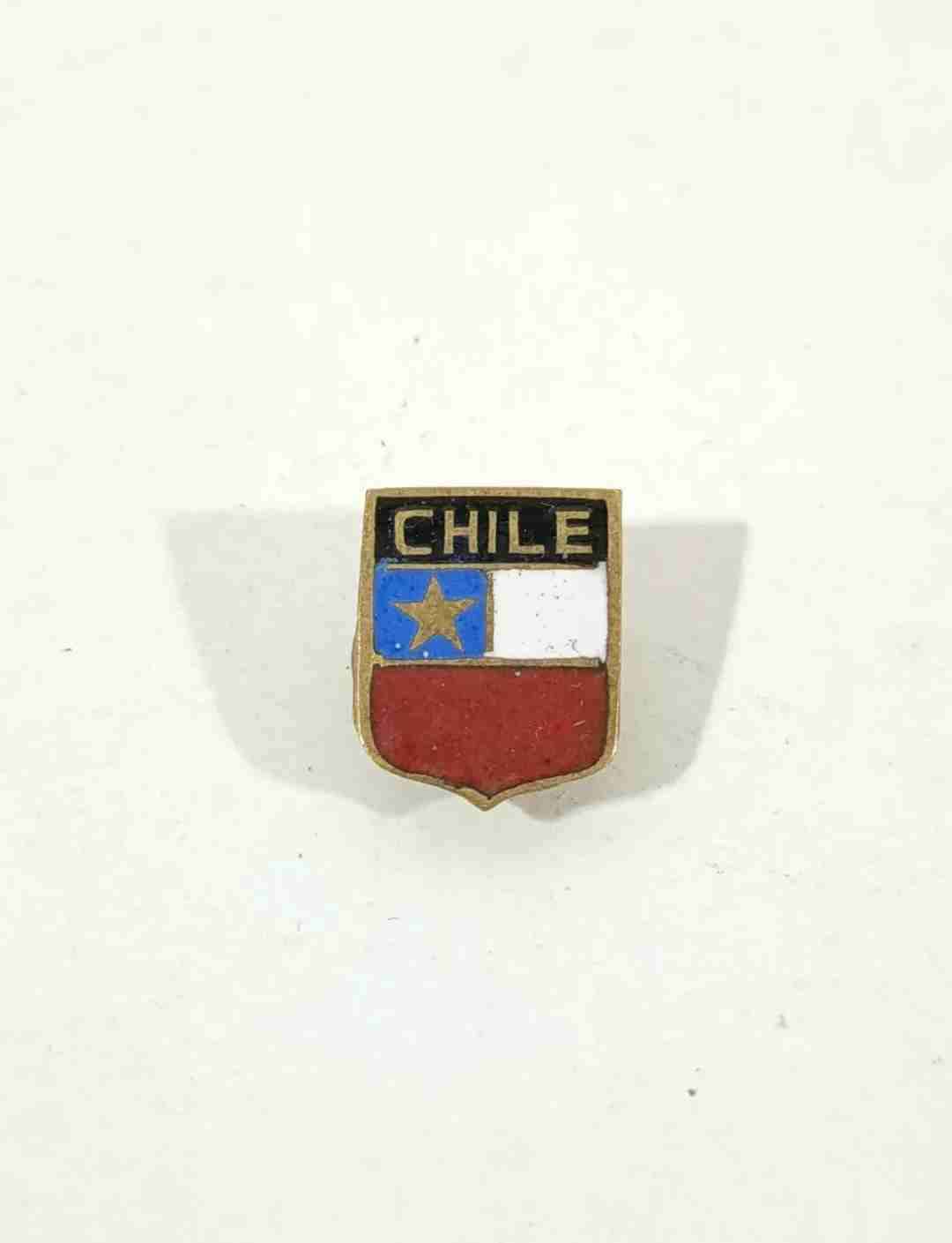 Antiguo pin escudo de Chile.