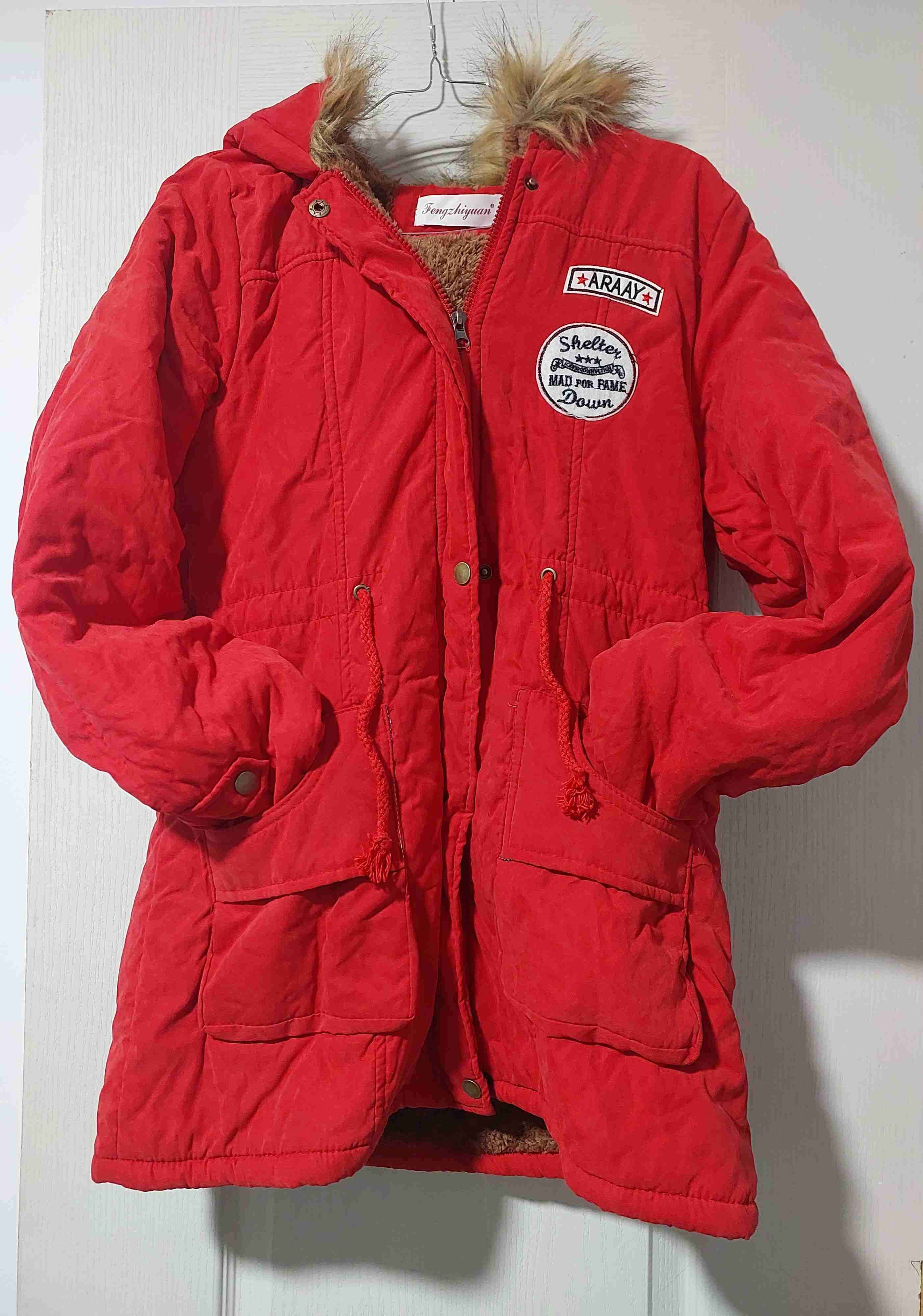 Abrigo rojo con capucha talla L