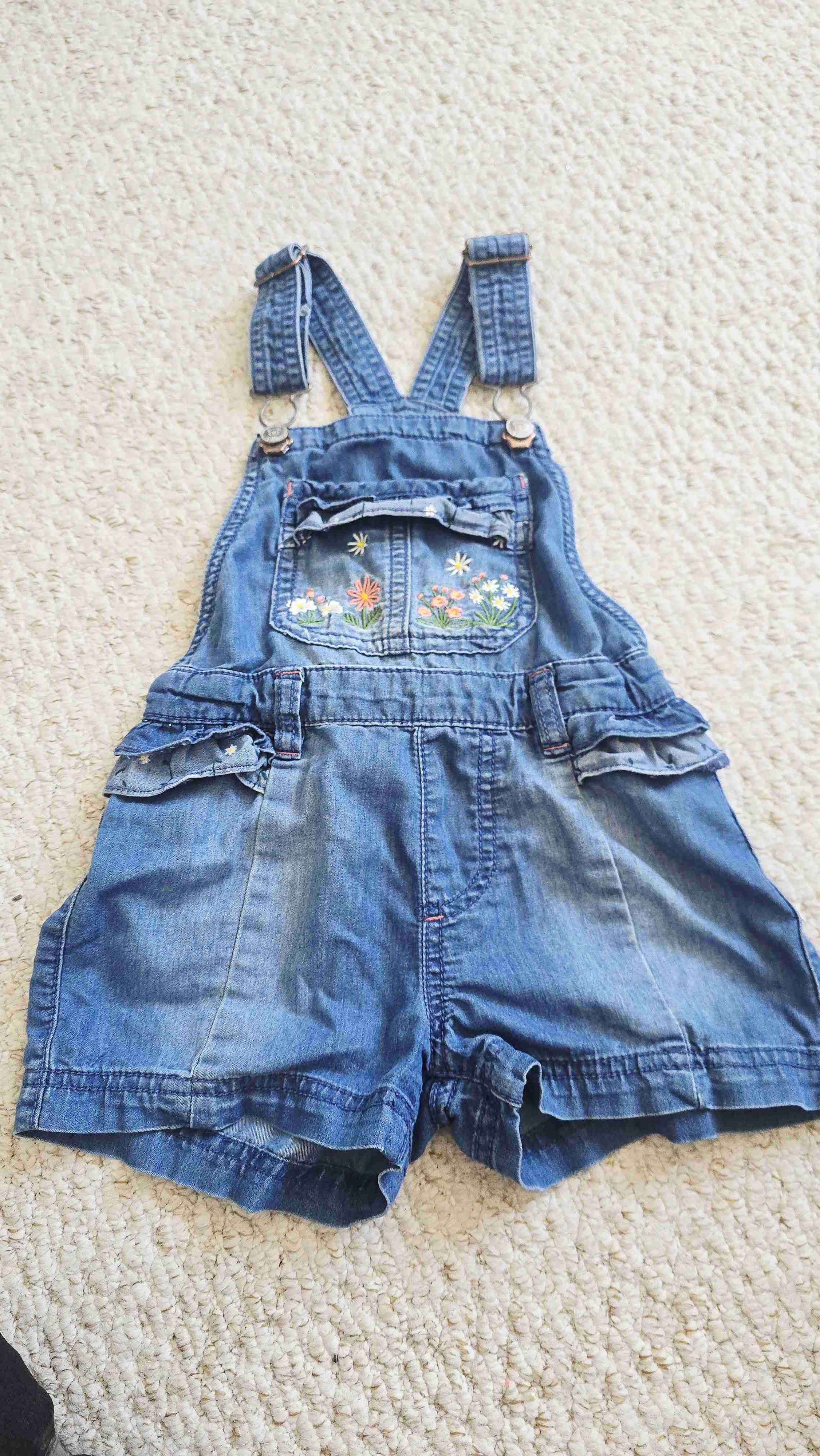 Jardinera de mezclilla bordada Pillin