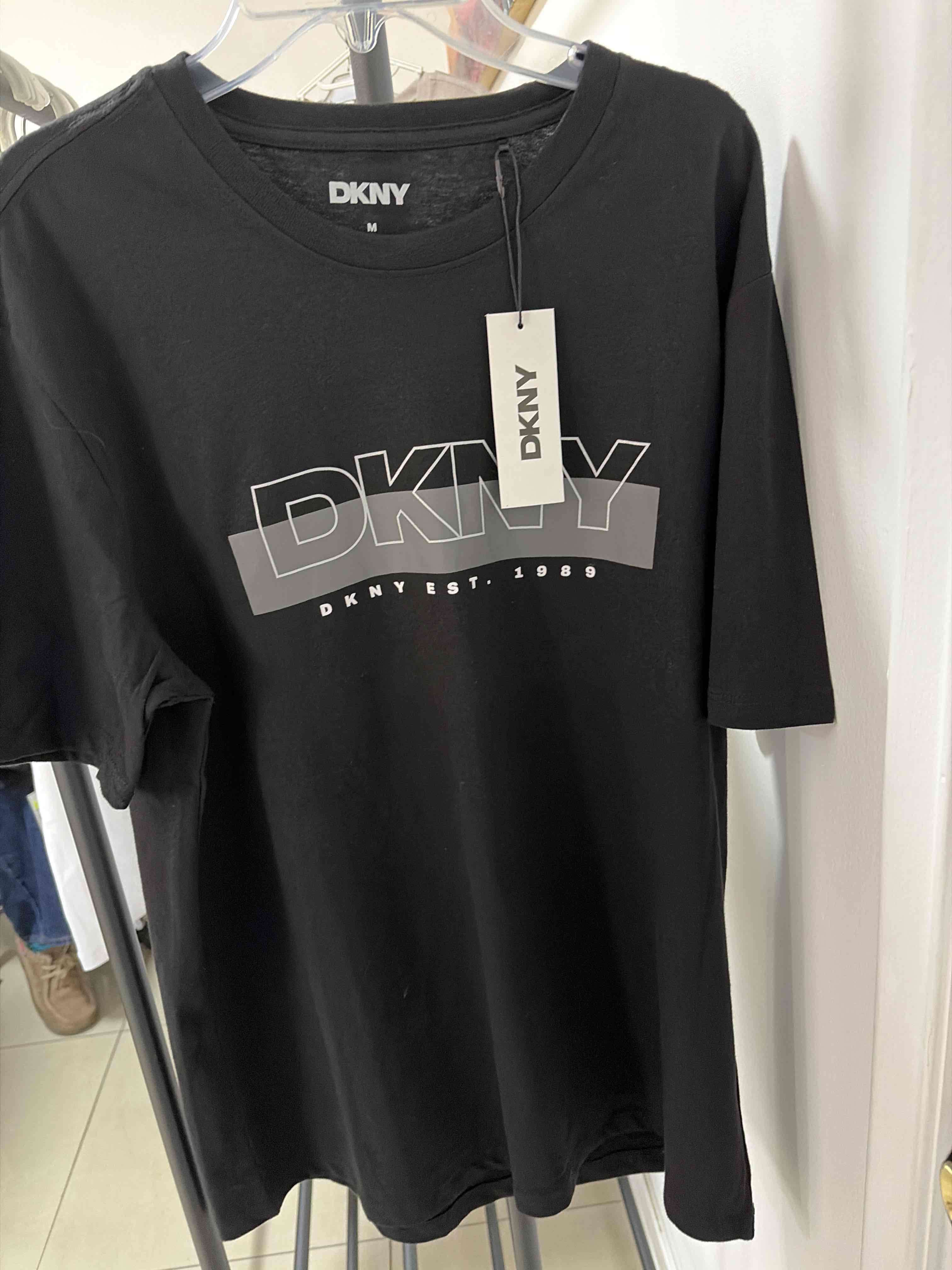 Polera negra DKNY con logo