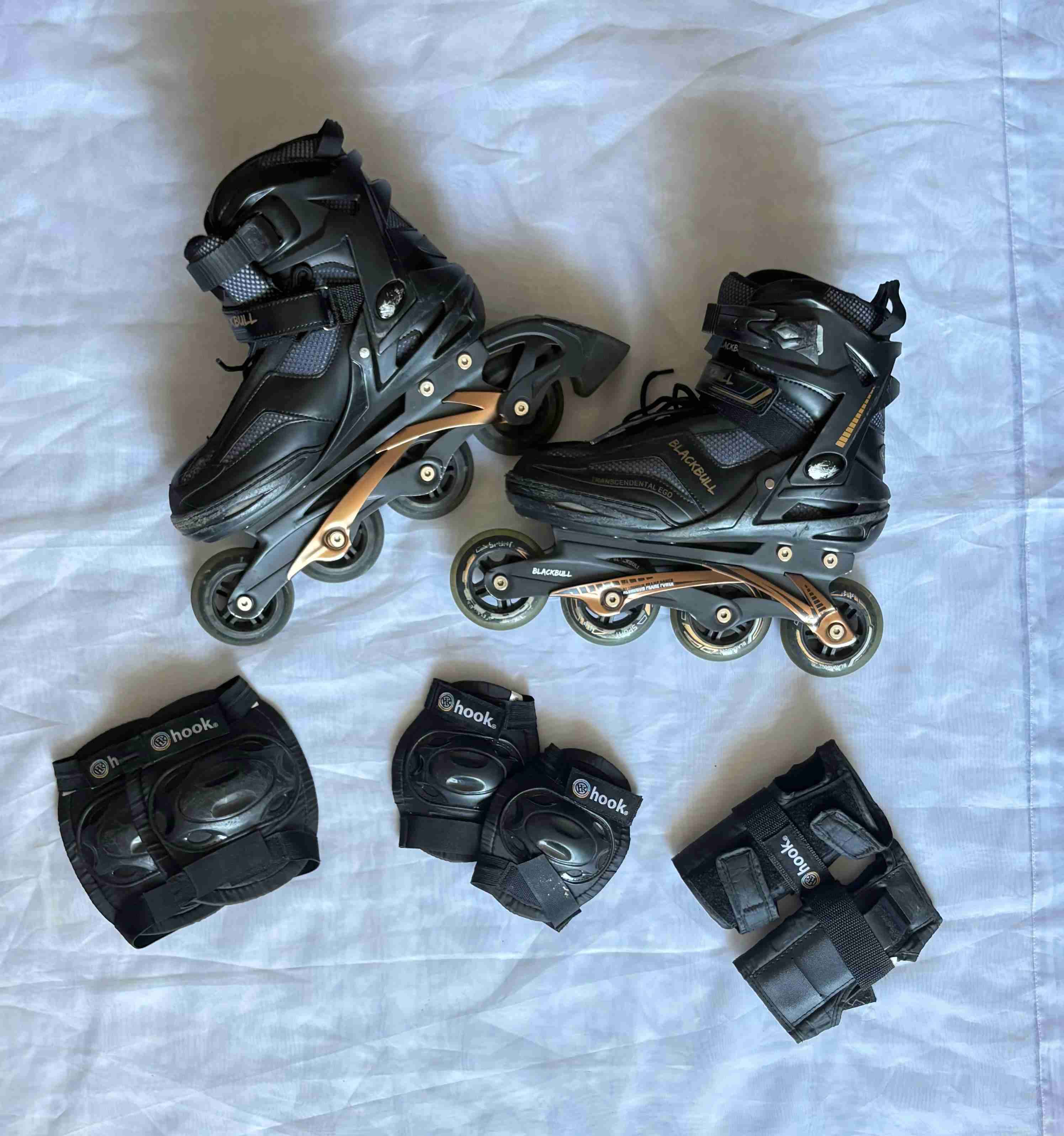 Patines en línea negros con protecciones