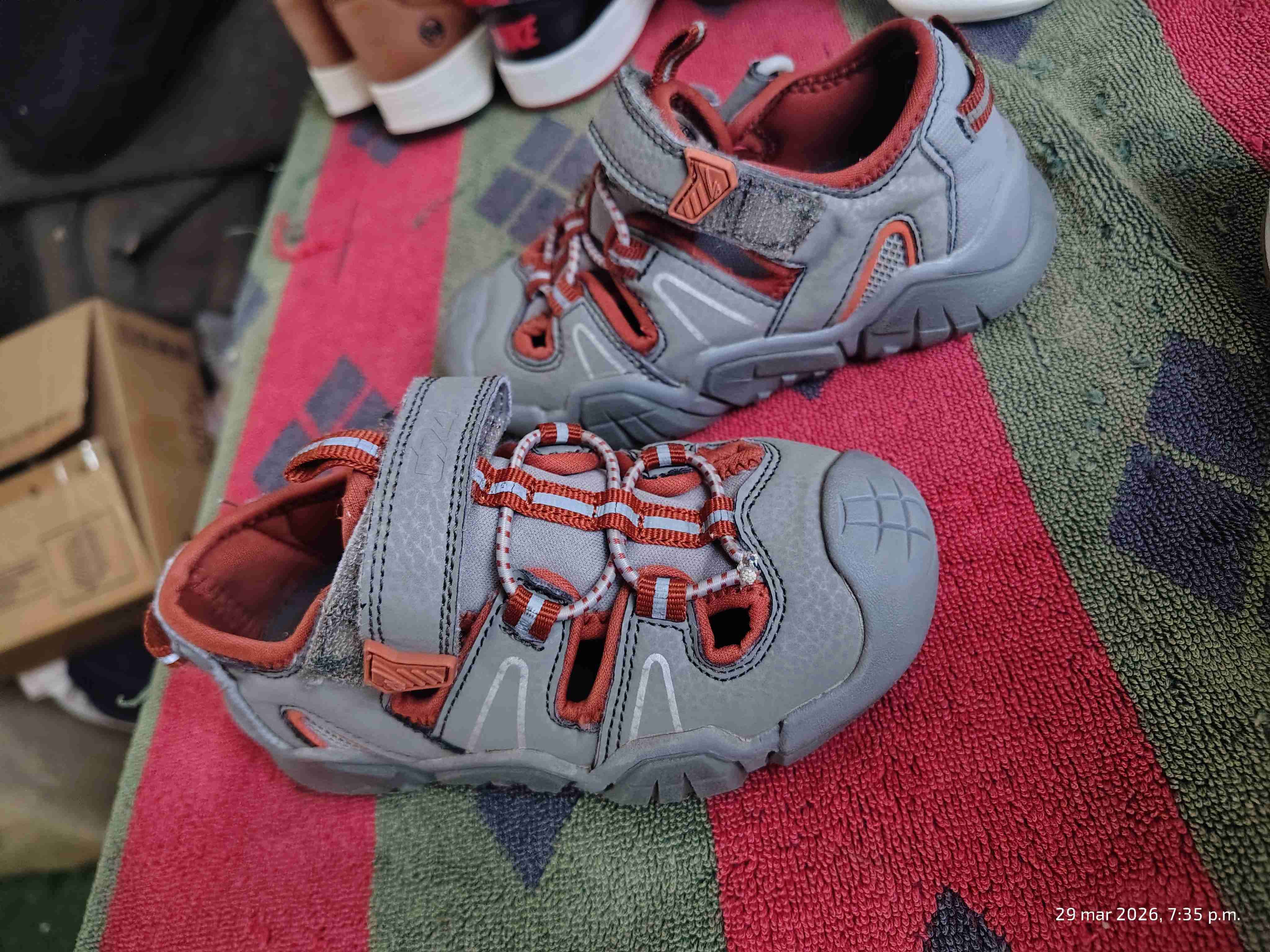 Zapatillas de bebé gris y rojo