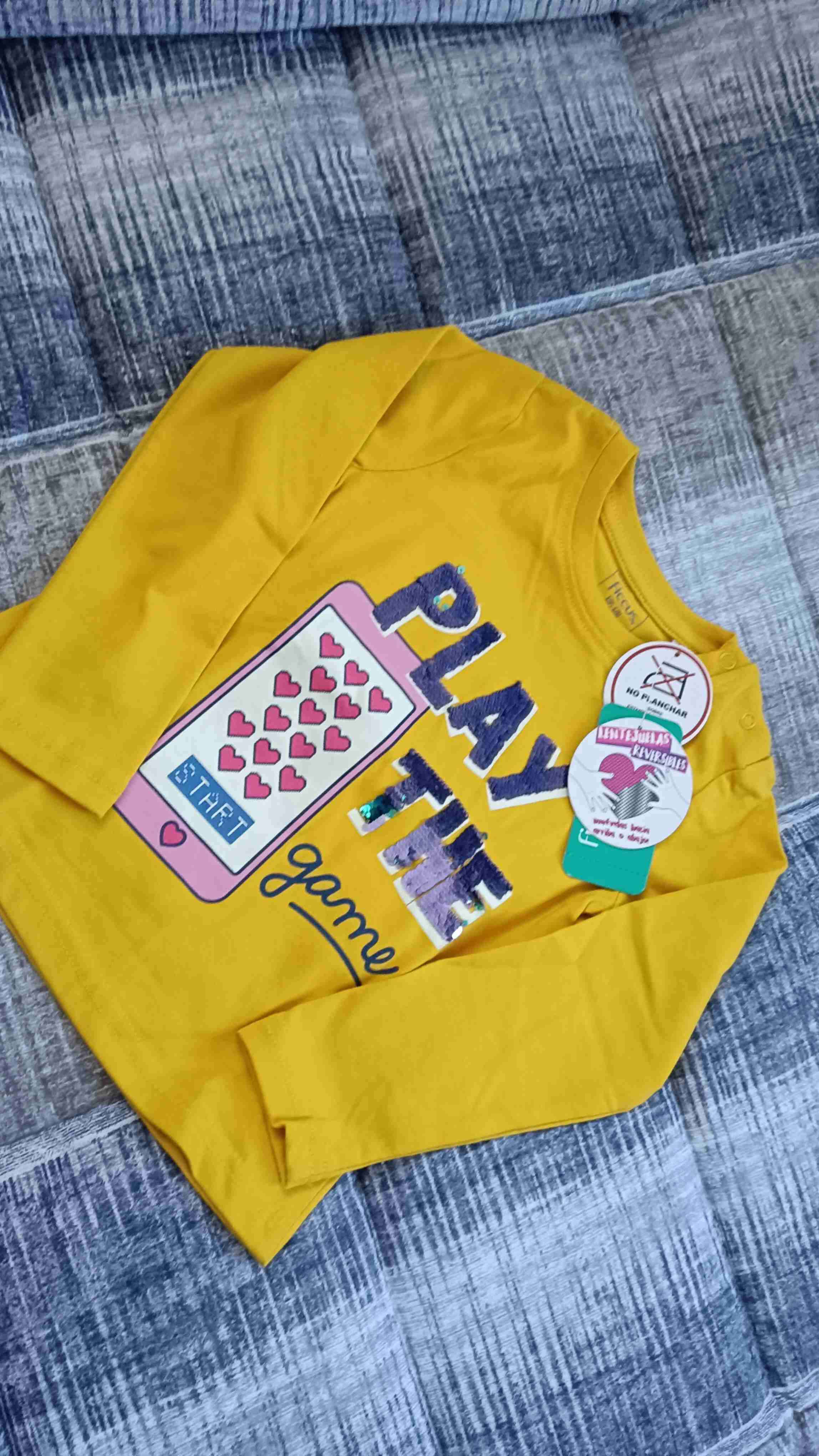 Polera amarilla con estampado