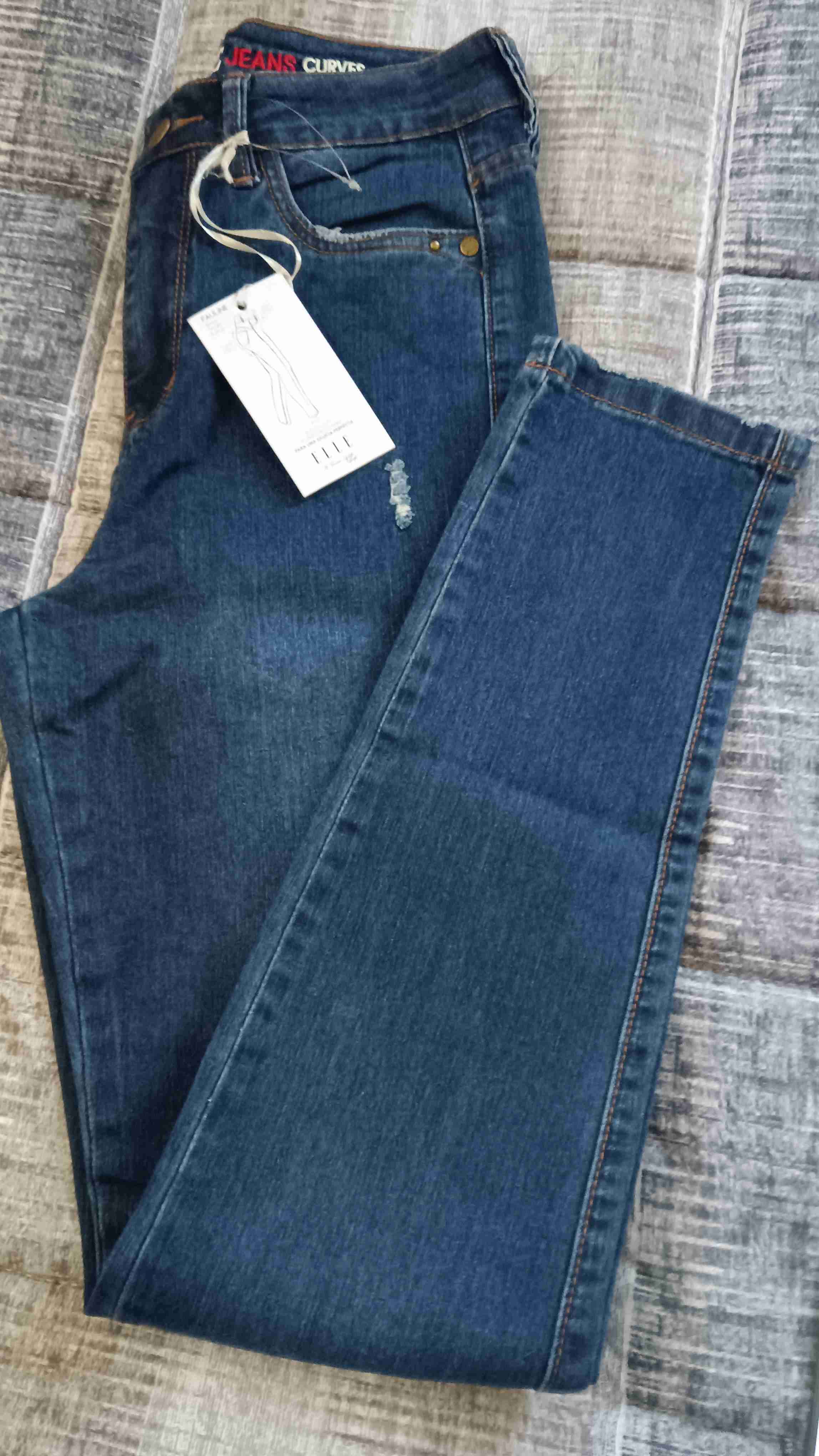 Jeans azules con etiqueta
