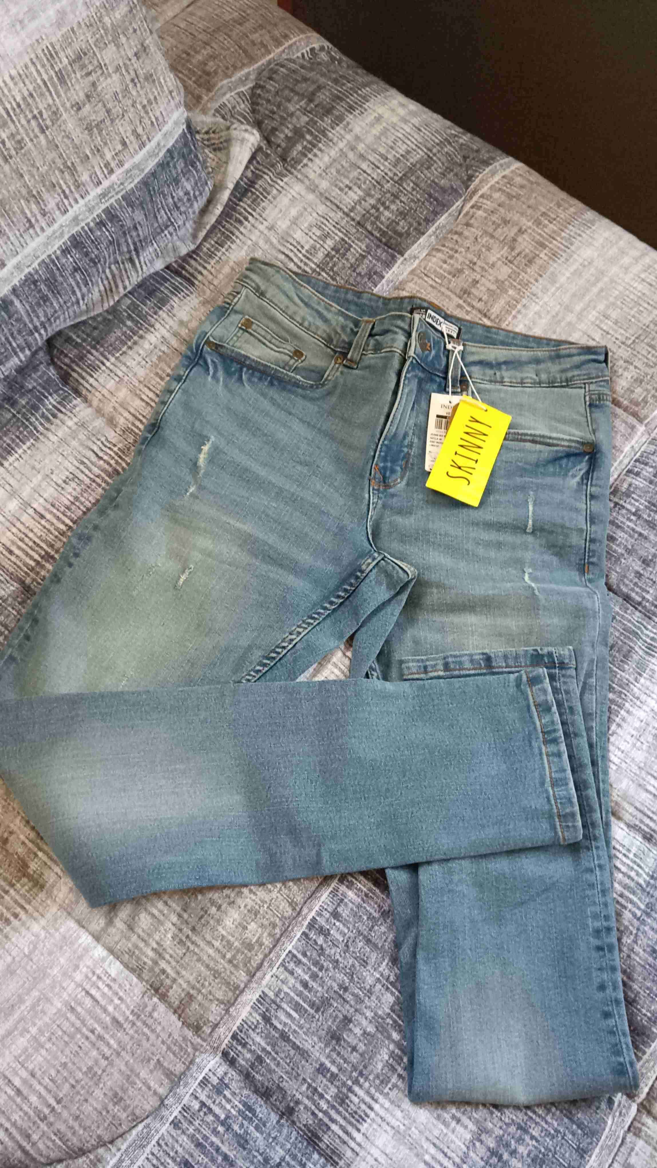 Jeans skinny azul con etiqueta