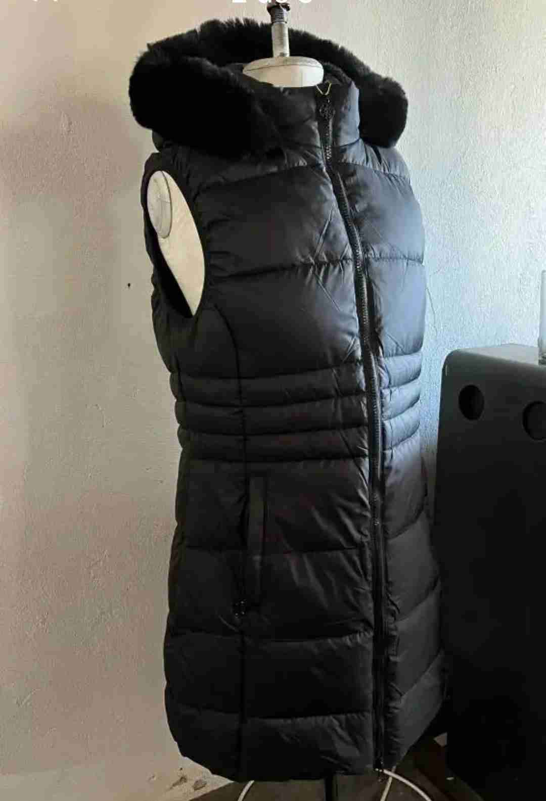 Parca largo negro con capucha