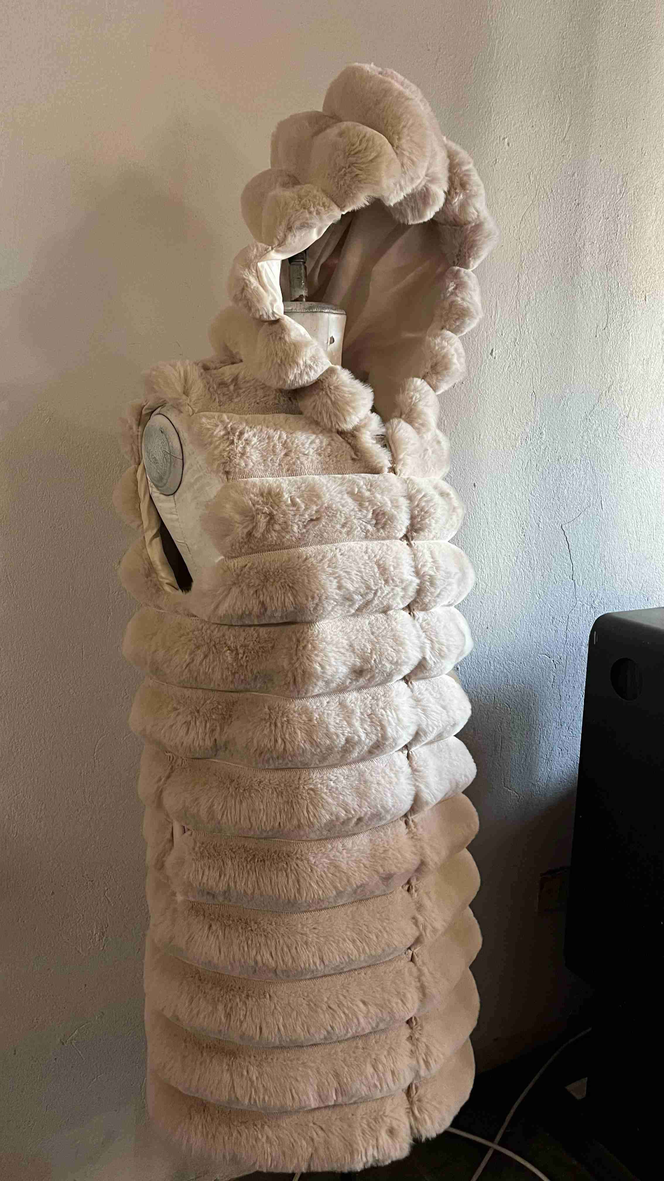 Chaqueta de piel sintética con gorro